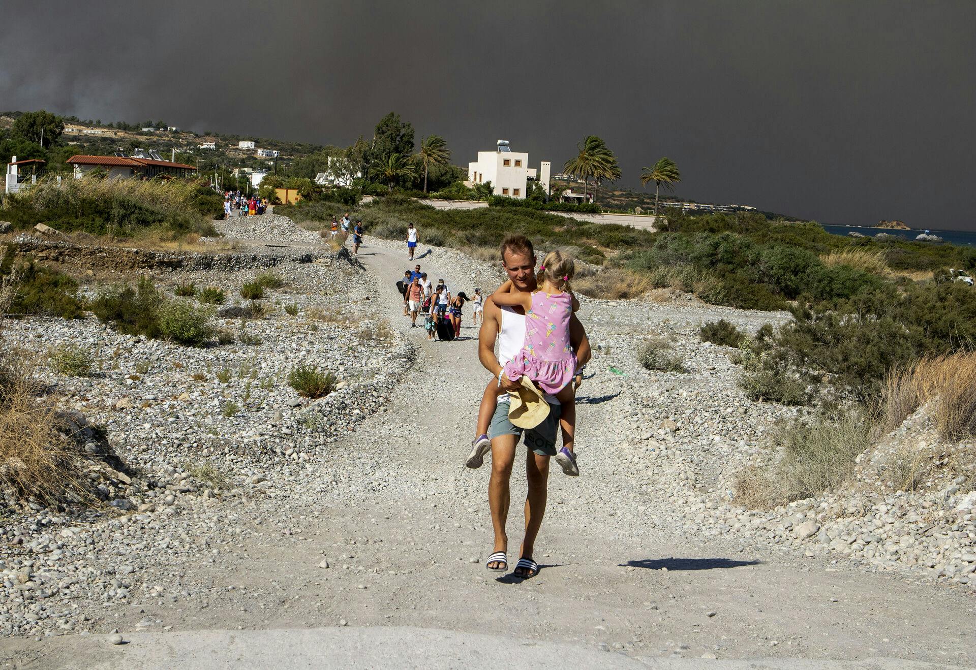Naturbrande hærger den græske ø Rhodos. Nu aflyser Tui alle afgange. 