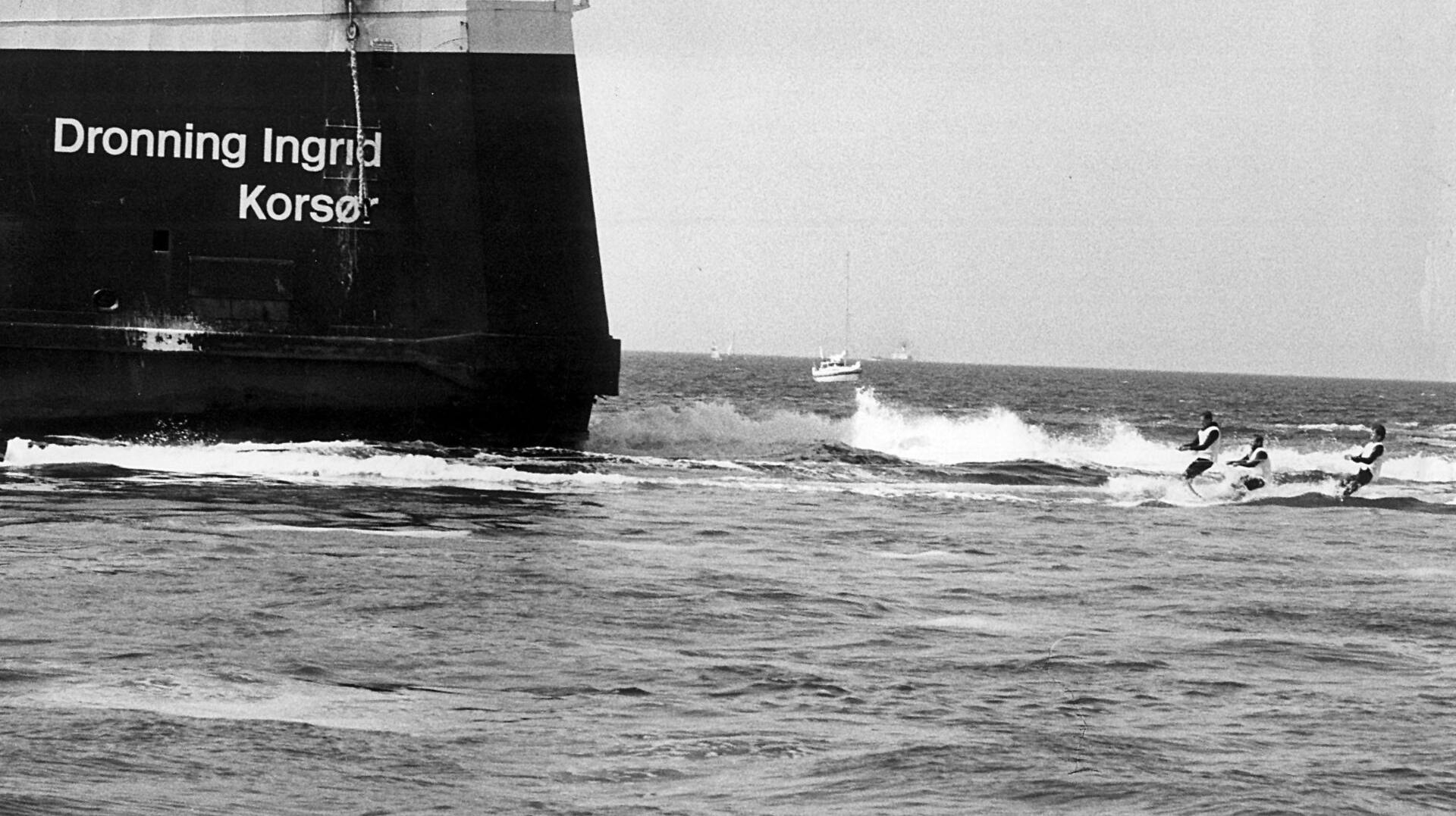Sådan så det ud, da baron Ivan Reedtz-Thott sammen med to venner stod på vandski efter storebæltsfærgen "Dronning Ingrid".