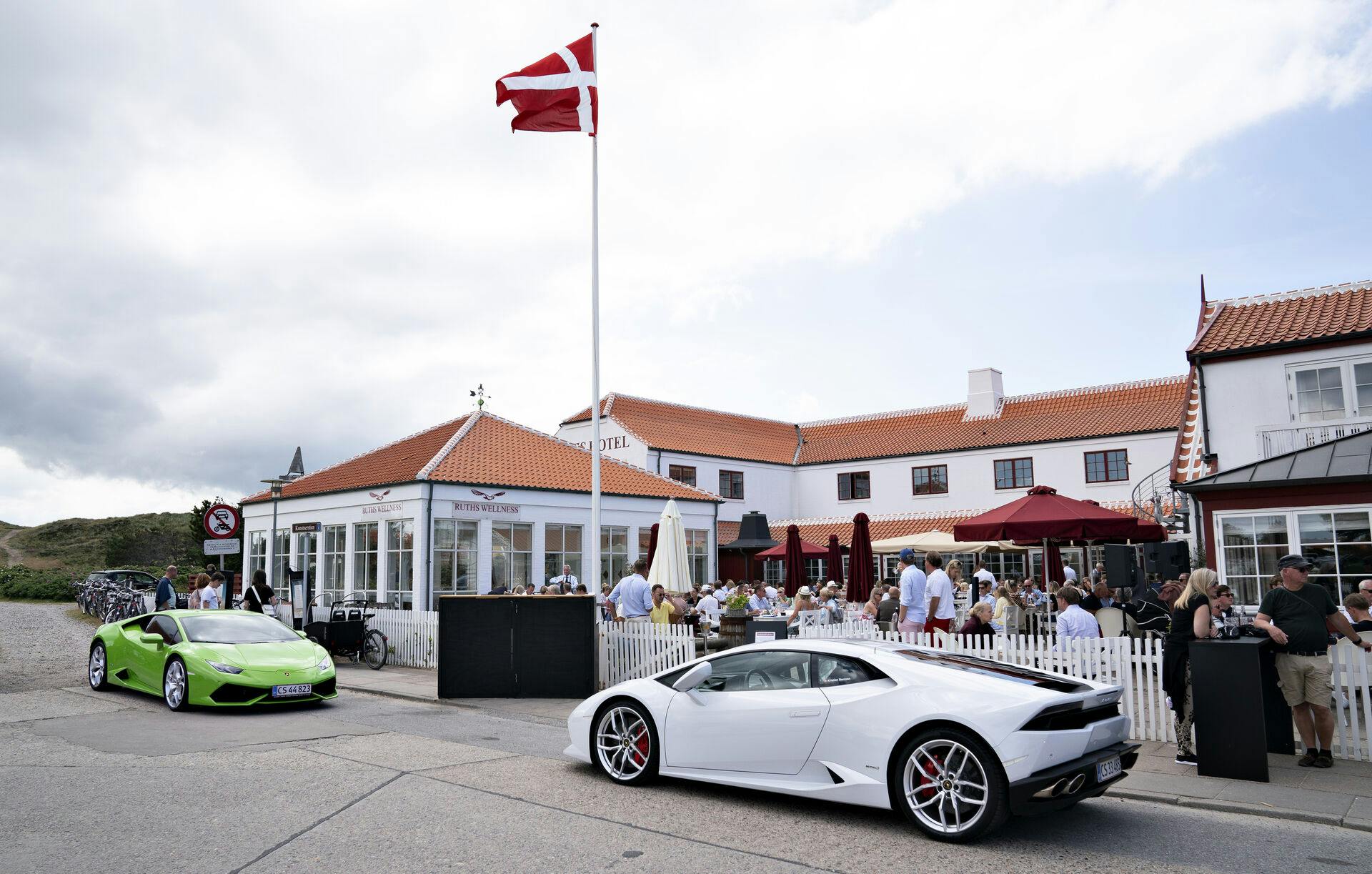 Sommerliv og sportsvogne ved Ruths Hotel i Gammel Skagen, uge 29 – "Hellerupugen", fredag den 17. juli 2020.. (Foto: Henning Bagger/Ritzau Scanpix)