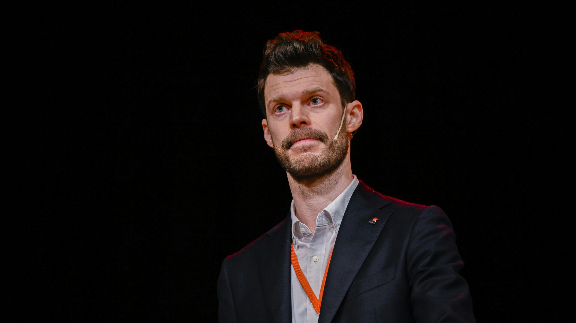 Bjørnar Moxnes er ikke længere formand for det norske parti Rødt, efter han stjal et par solbriller i Oslos lufthavn.