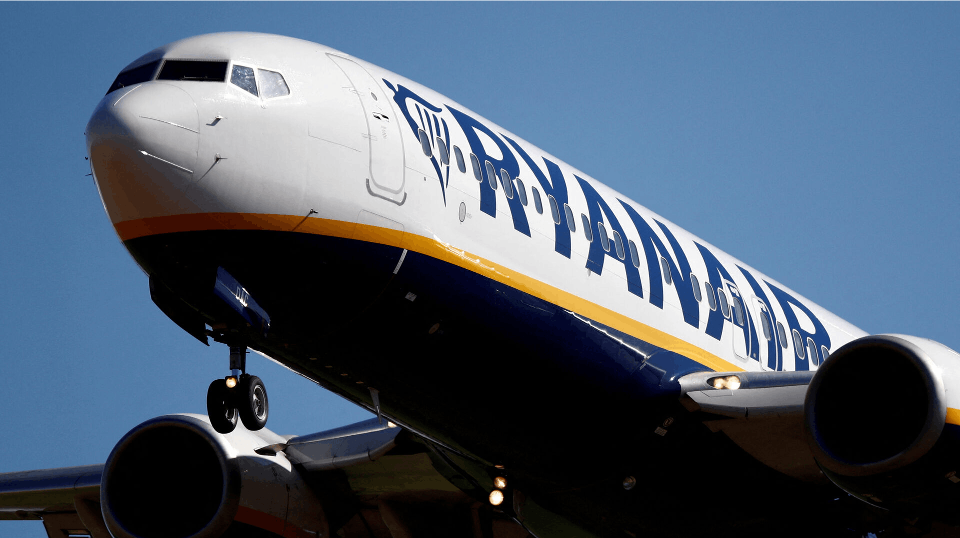 Ryanair markedsfører sig på at være billig. Men åbenbart ikke billig nok for milliarderne vælter ind.