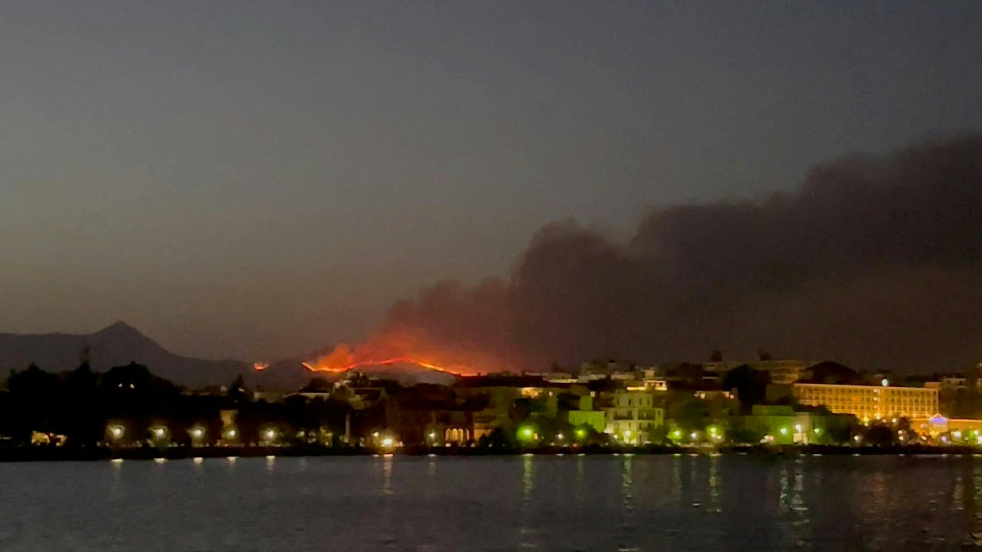 Flammer stiger op fra Korfu.