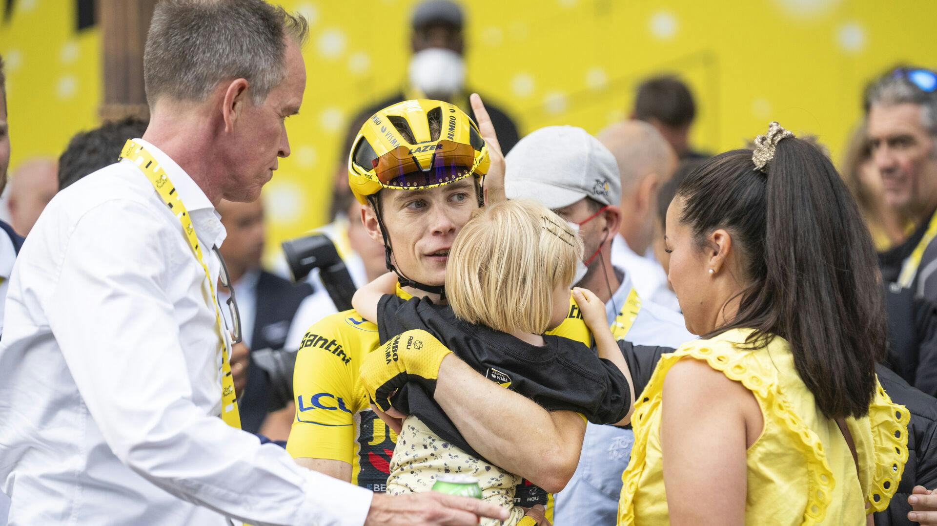 Jonas Vingegaard sammen med Trine Marie Hansen og deres datter Frida og Jumbo-Vismas Richard Plugge - Jonas Vingegaard vinder i suveræn stil Tour de France 2023 og hyldes som vinder i Paris søndag den 23. juli 2023. (Foto: Bo Amstrup/Ritzau Scanpix)