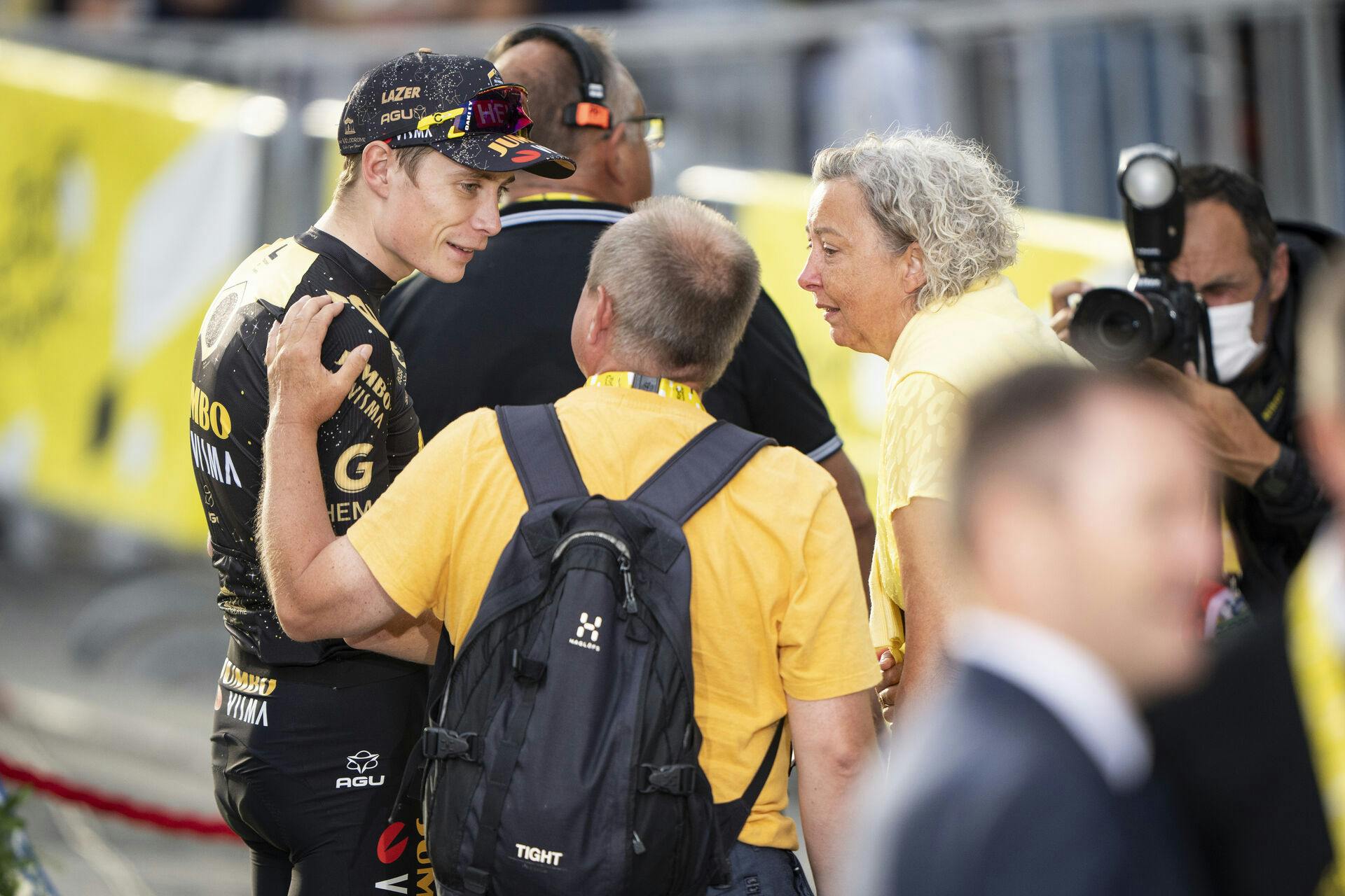 Mor og far stod klar i Paris til at fejre sønnikes anden Tour de France-sejr.