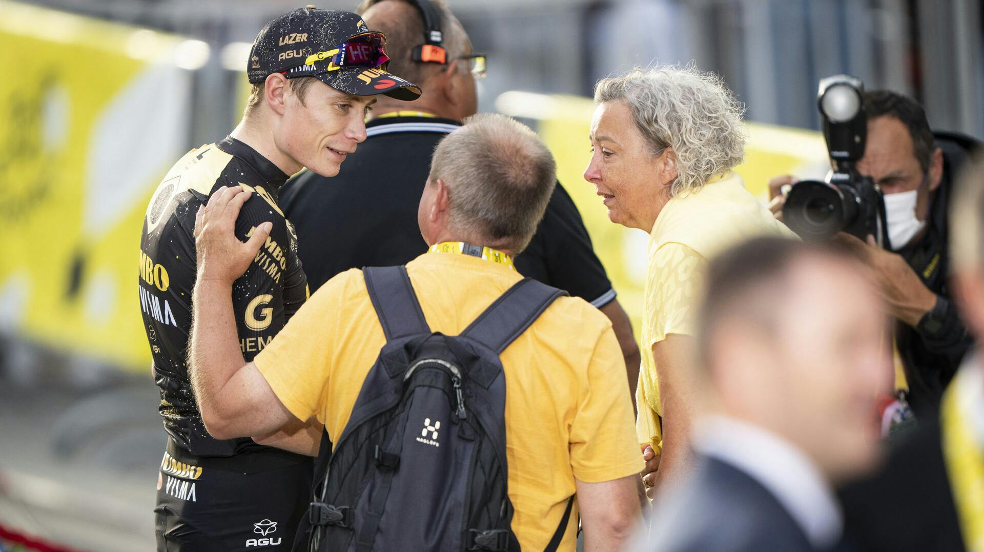 Mor og far stod klar i Paris til at fejre sønnikes anden Tour de France-sejr.