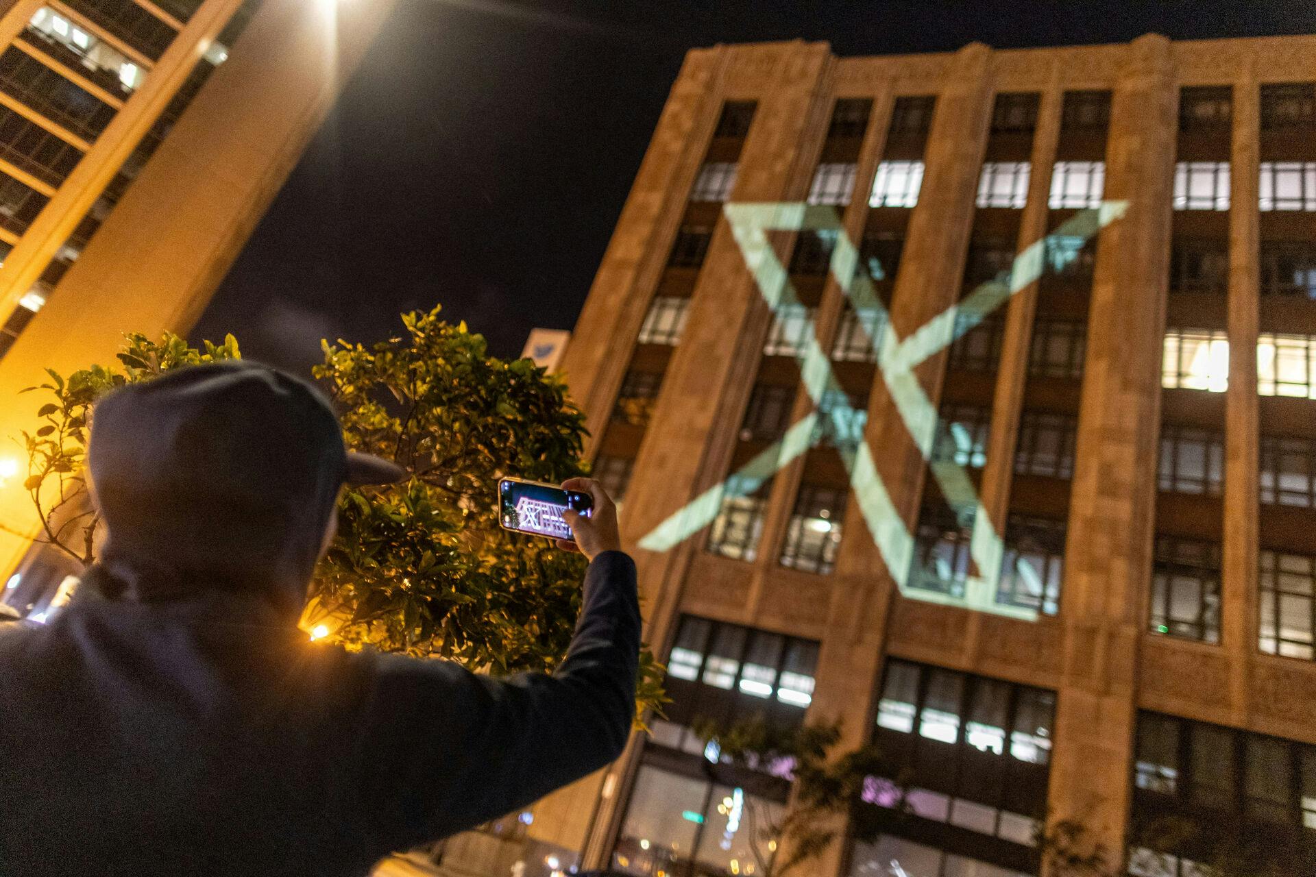 Her ses Twitter's nye logo blæst op på firmaets hovedsæde i San Francisco.
