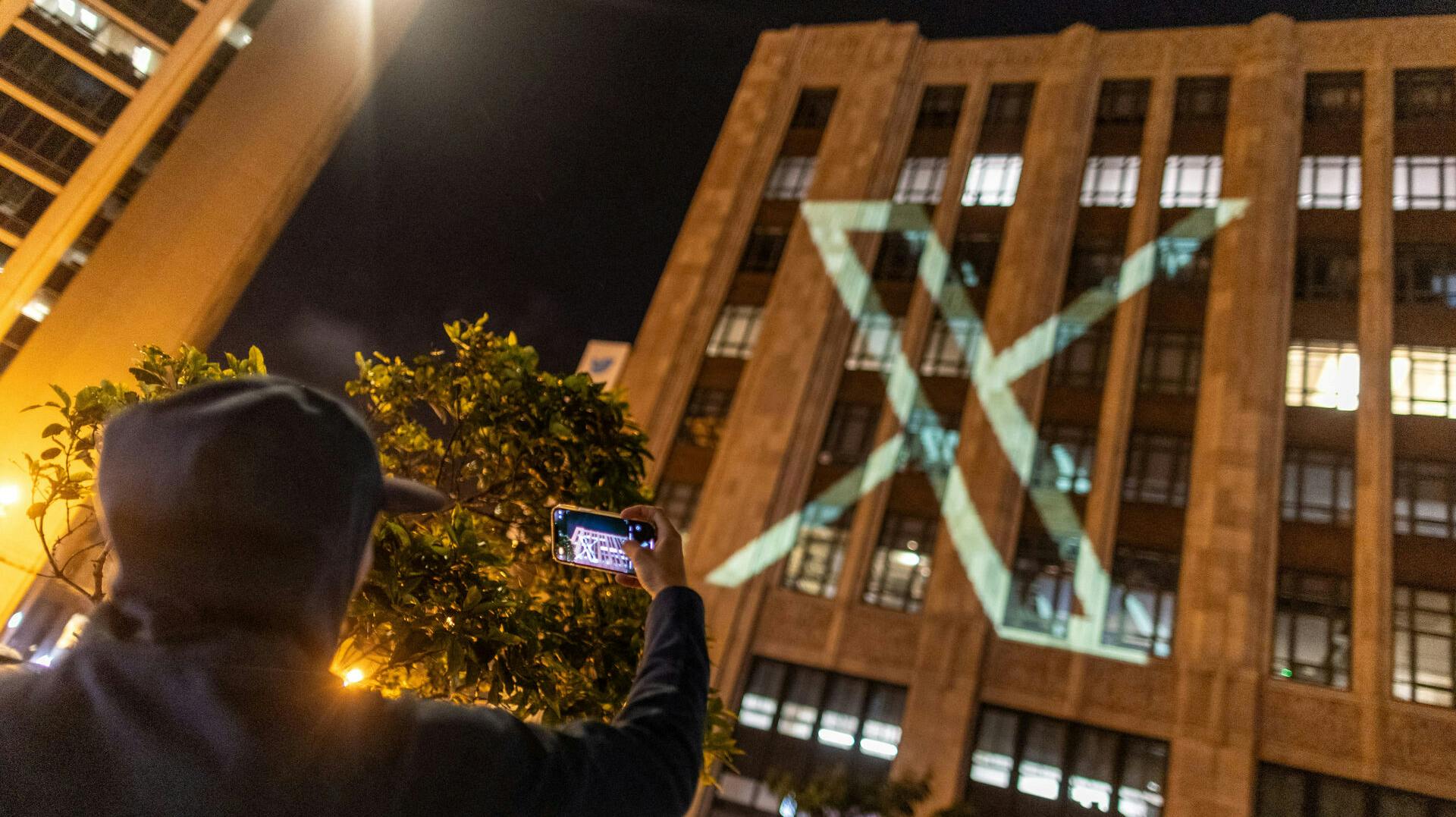 Her ses Twitter's nye logo blæst op på firmaets hovedsæde i San Francisco.
