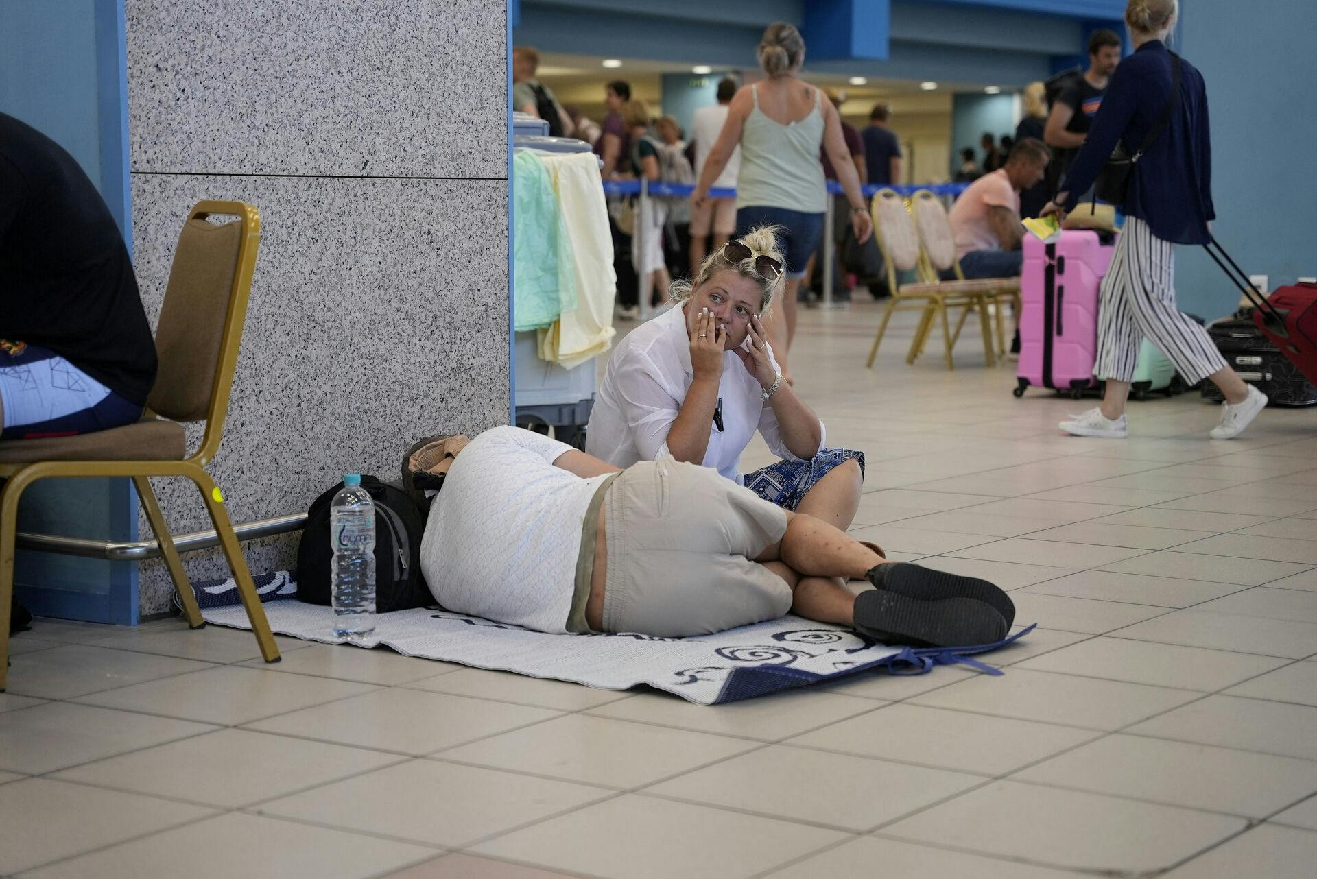 Også i øens lufthavn må turisterne væbne sig med tålmodighed.