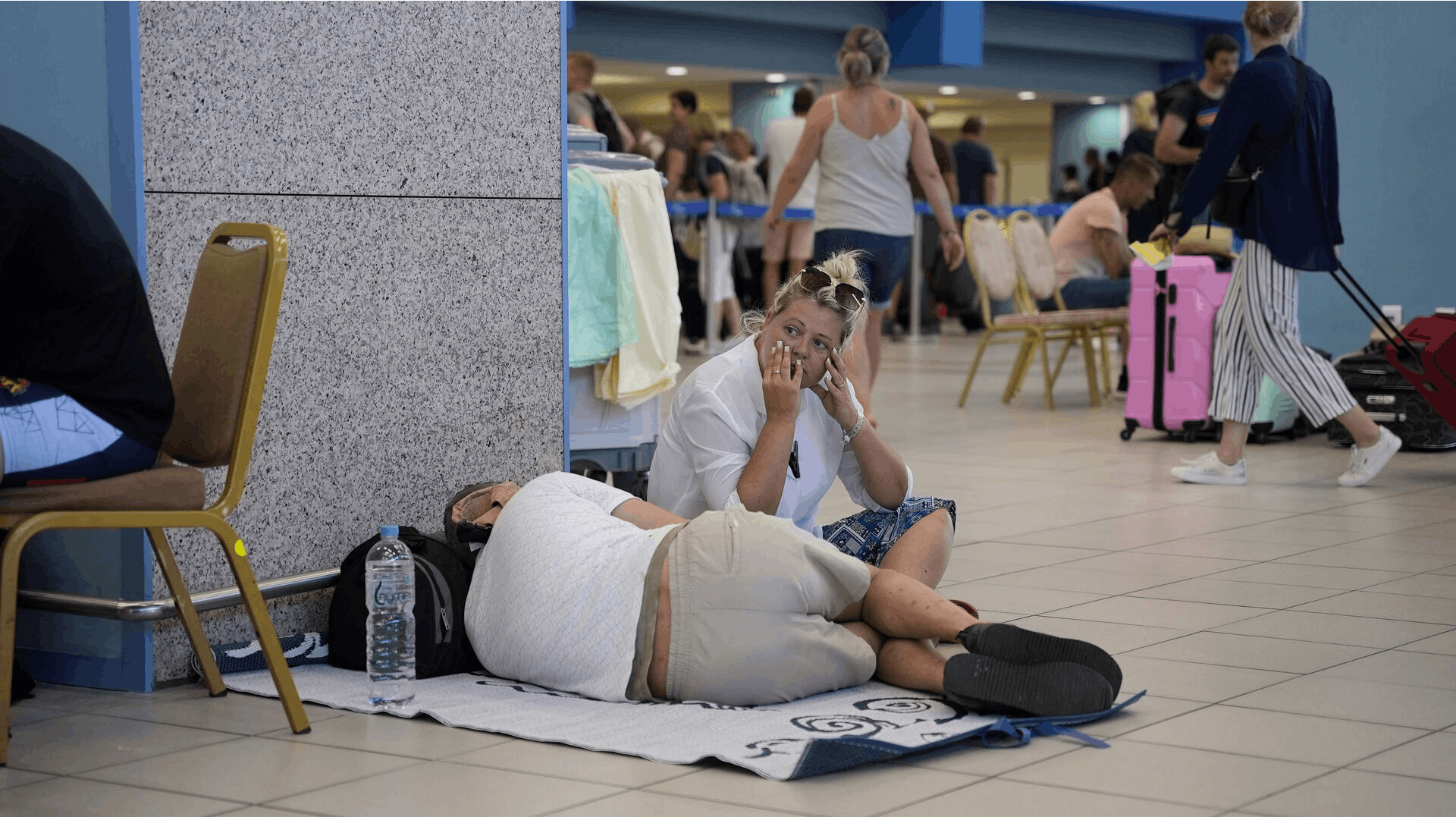 Også i øens lufthavn må turisterne væbne sig med tålmodighed.