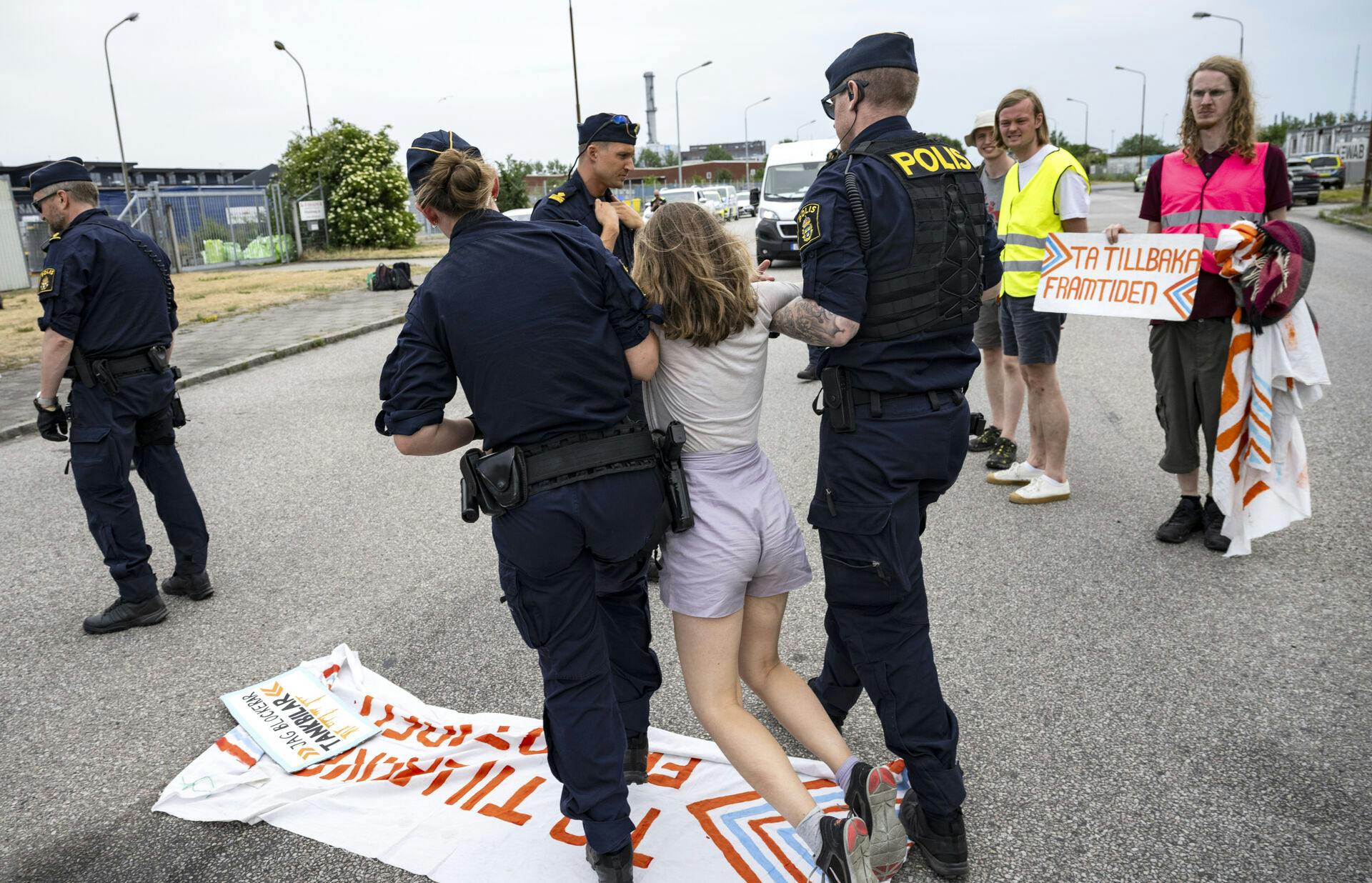 Her slæbes Greta Thunberg væk af politiet. Hendes civile ulydighed har nu kostet den svenske klimaaktivist en bød