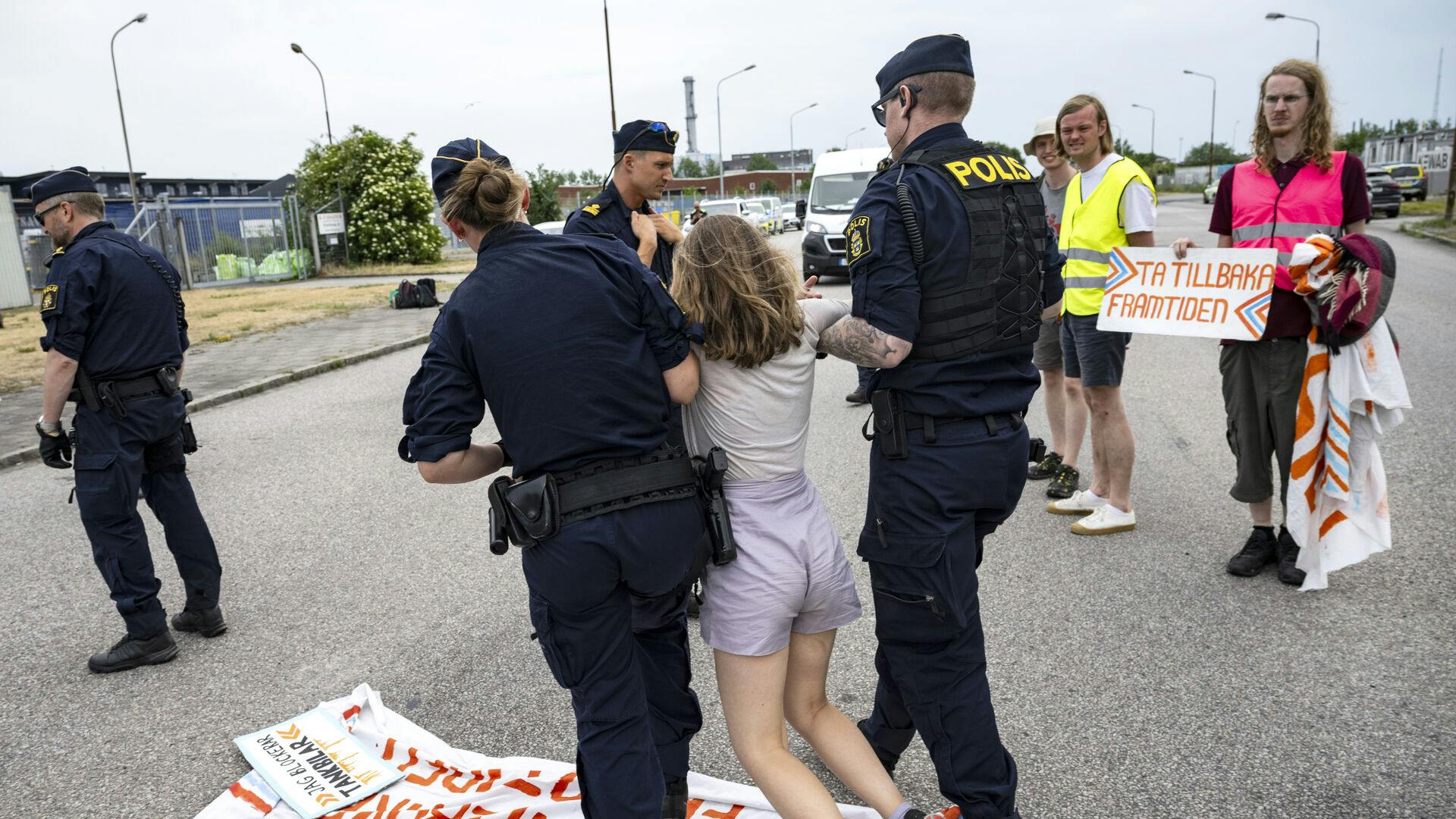 Her slæbes Greta Thunberg væk af politiet. Hendes civile ulydighed har nu kostet den svenske klimaaktivist en bød