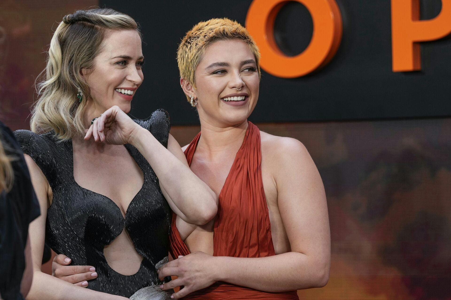 Florence Pugh (th.) og Emily Blunt (tv.) poserer for fotograferne til den engelske premiere på "Oppenheimer". 