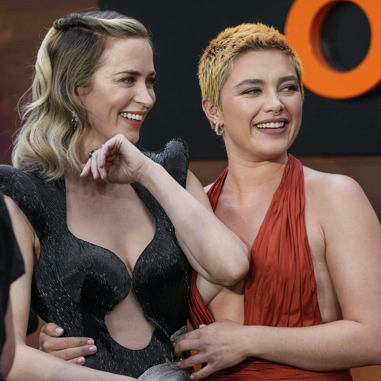 Florence Pugh (th.) og Emily Blunt (tv.) poserer for fotograferne til den engelske premiere på "Oppenheimer".