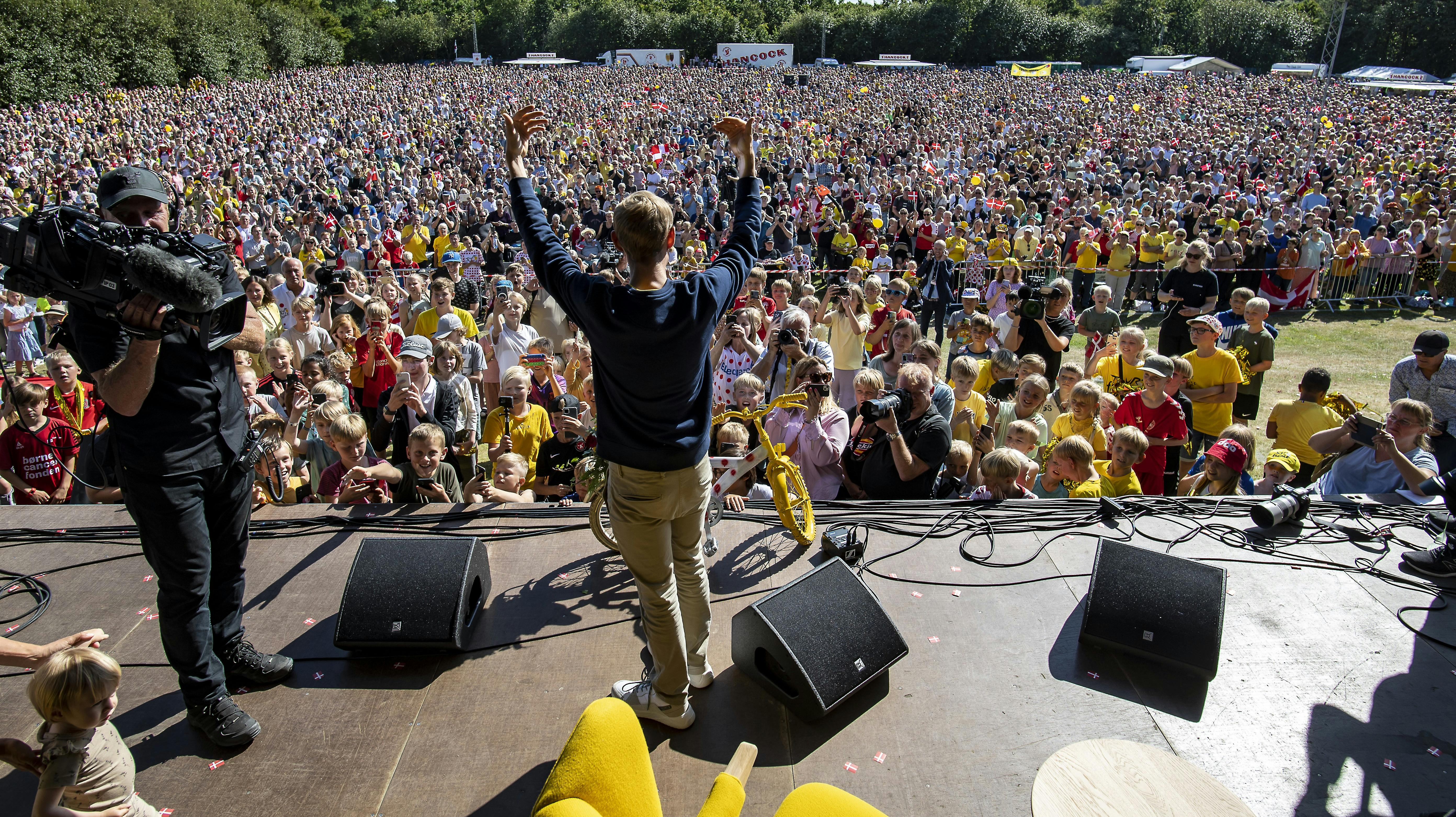 Mange mennesker var mødt op sidste år i Glyngøre for at fejre Jonas Vingegaard, da han tog sin første Tour de France-sejr.