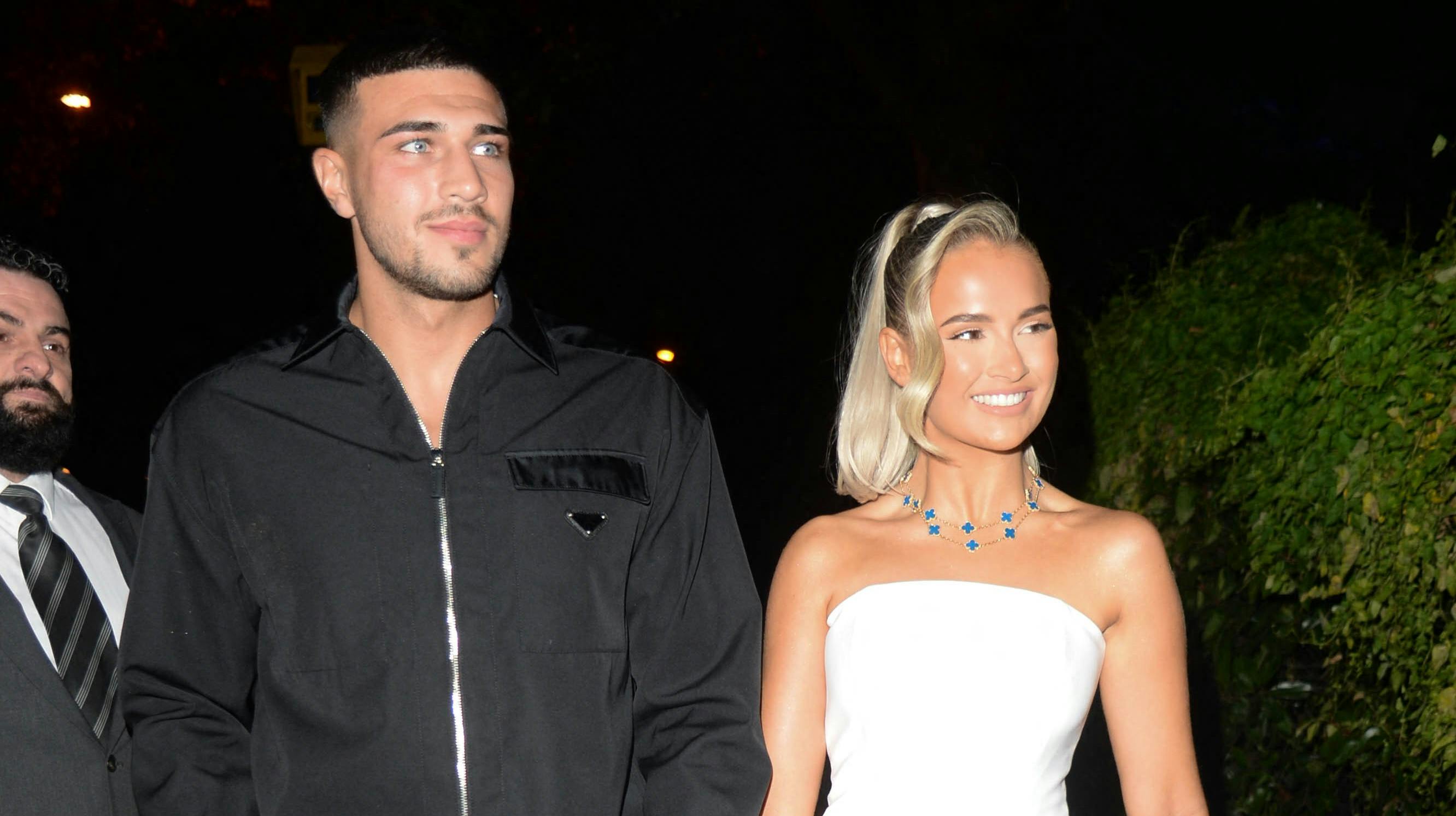 Molly-Mae Hague og Tommy Fury er blevet forlovet. Det har parret afsløret i en Instagram-video.