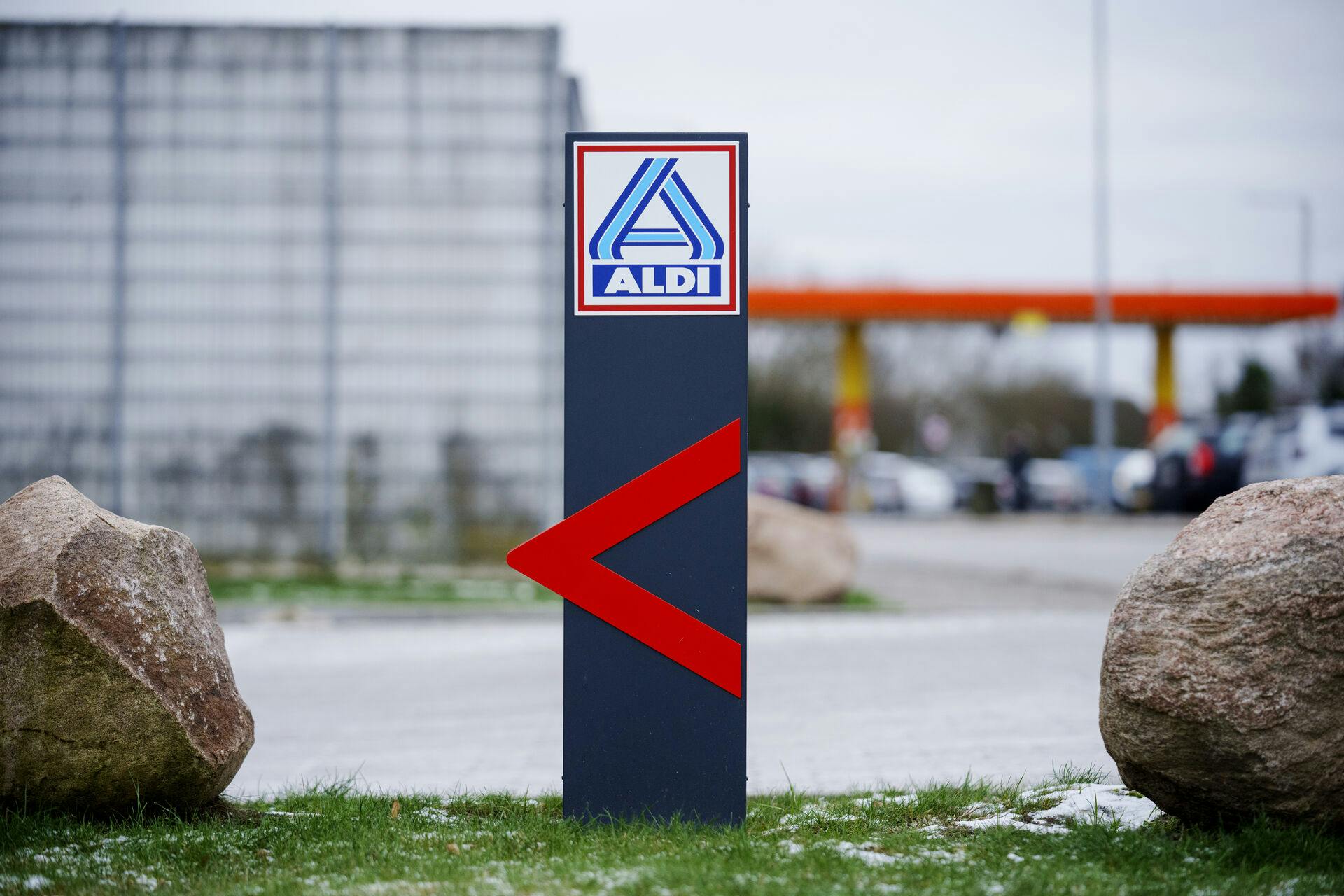 Når den tyske discountgigant Aldi trækker sig ud af Danmark, efterlades et kæmpe underskud, som køberen af kædens mange butikker, Rema 1000, nu kan få stor glæde af.