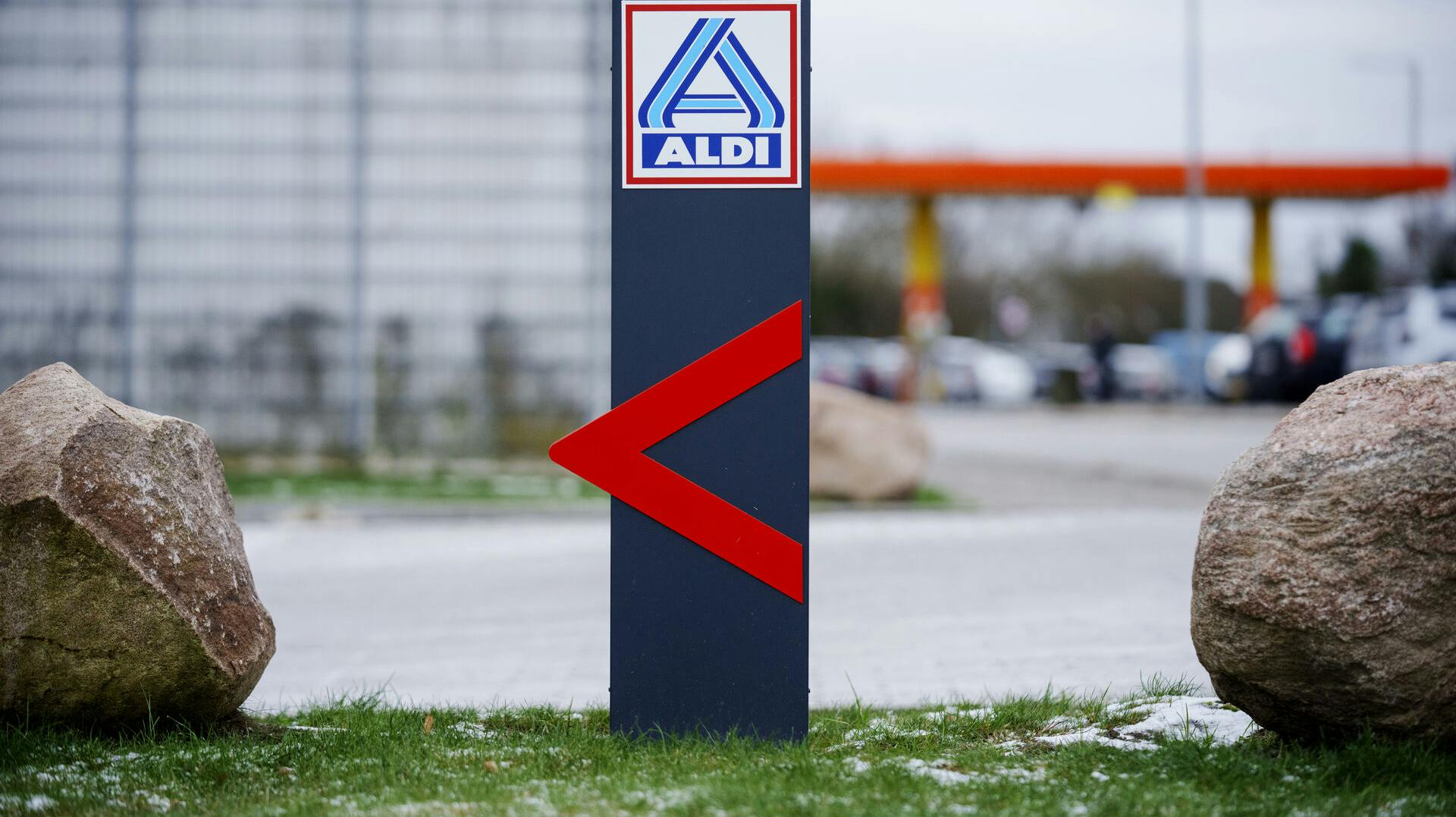 Når den tyske discountgigant Aldi trækker sig ud af Danmark, efterlades et kæmpe underskud, som køberen af kædens mange butikker, Rema 1000, nu kan få stor glæde af.