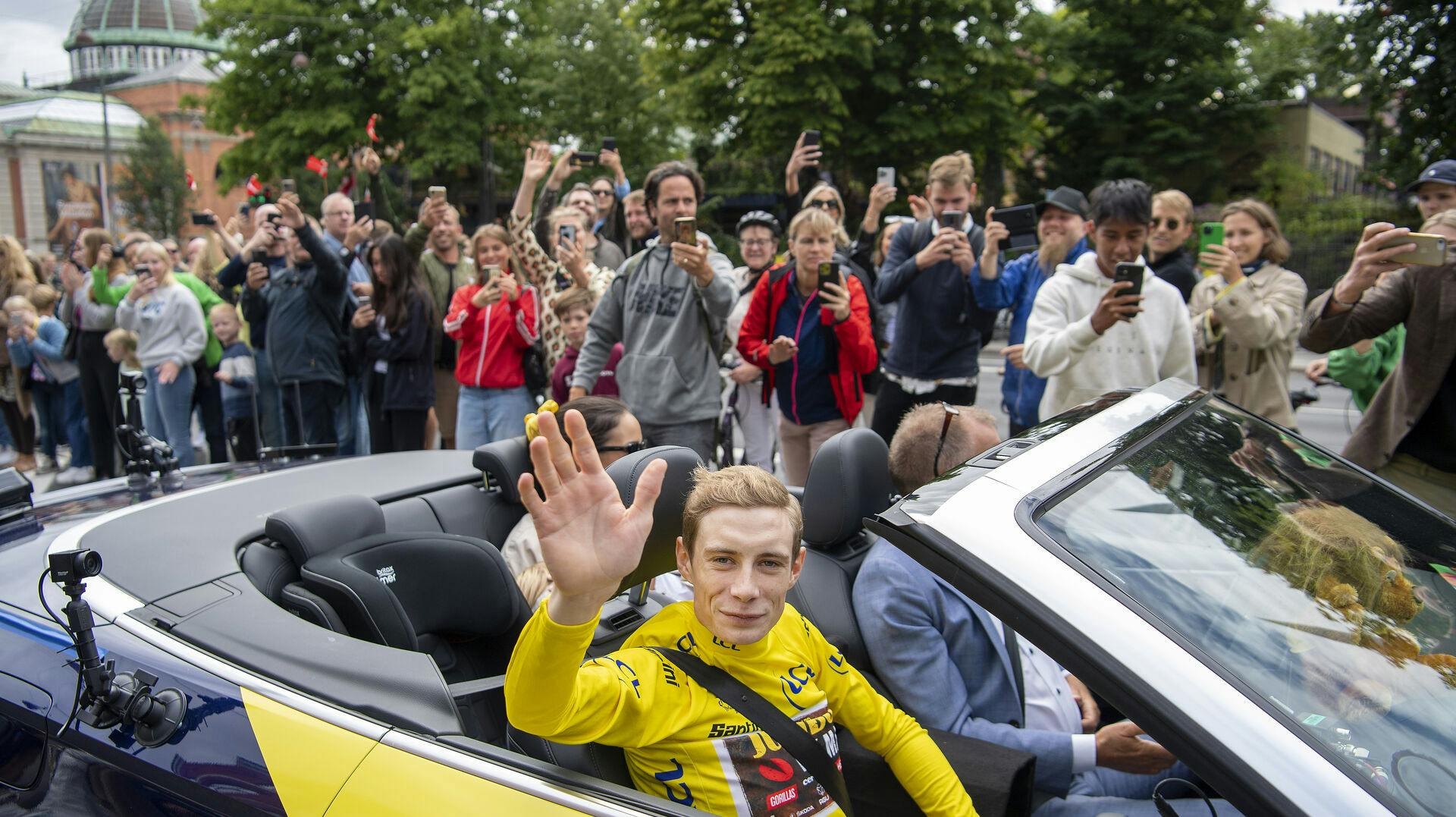 Jonas Vingegaard kører gennem København onsdag den 27. juli 2022. Jonas Vingegaard vandt Tour de France 2022 søndag.. (Foto: Thomas Sjørup/Ritzau Scanpix)