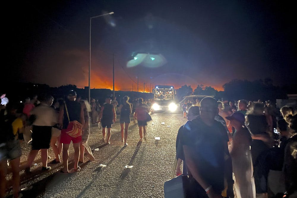 Tusindvis af turister er allerede evakueret fra den græske ferieø Rhodos grundet voldsomme skovbrande.