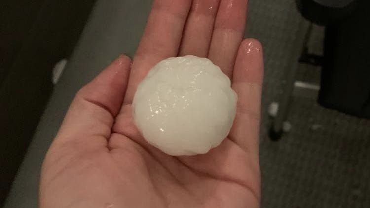 - Det er noget af det mest vanvittige, jeg har oplevet i mit liv, fortæller Dan Berthelsen om nattens haglkugler.