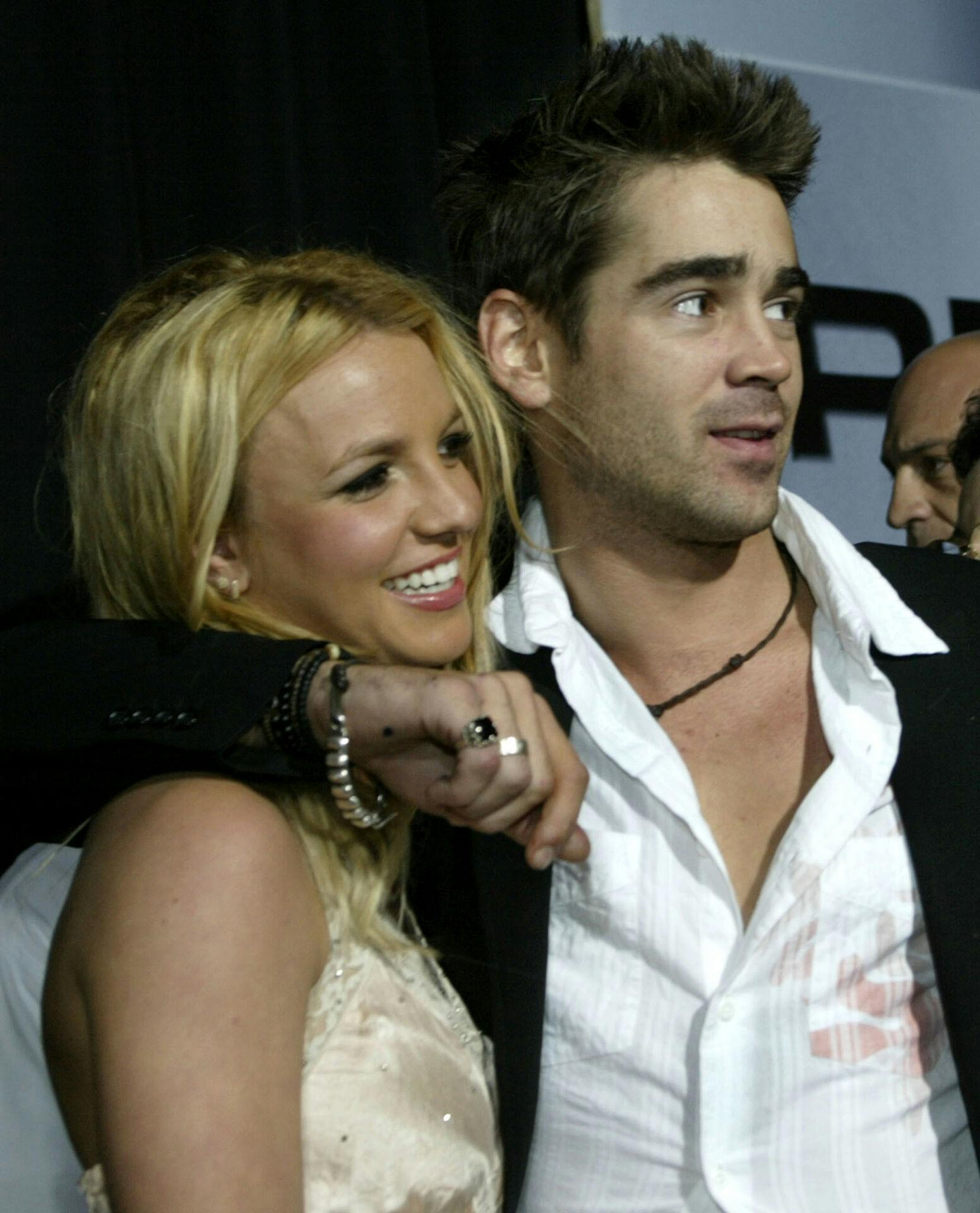 Colin Farrell (th.) ankom med armen om Britney Spears, da der var premiere på filmen "The Recruit" i januar 2003. Colin Farrell benægtede senere, at deres forhold havde varet meget længere end et par enkelte dates.