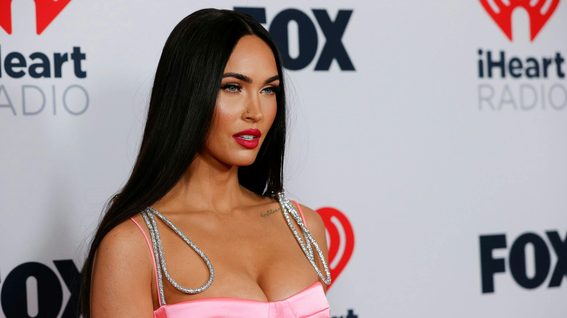 Fans af Megan Fox mener, at hun burde kunne betale regningen selv.