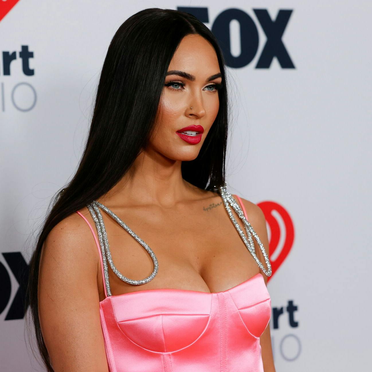 Fans af Megan Fox mener, at hun burde kunne betale regningen selv.