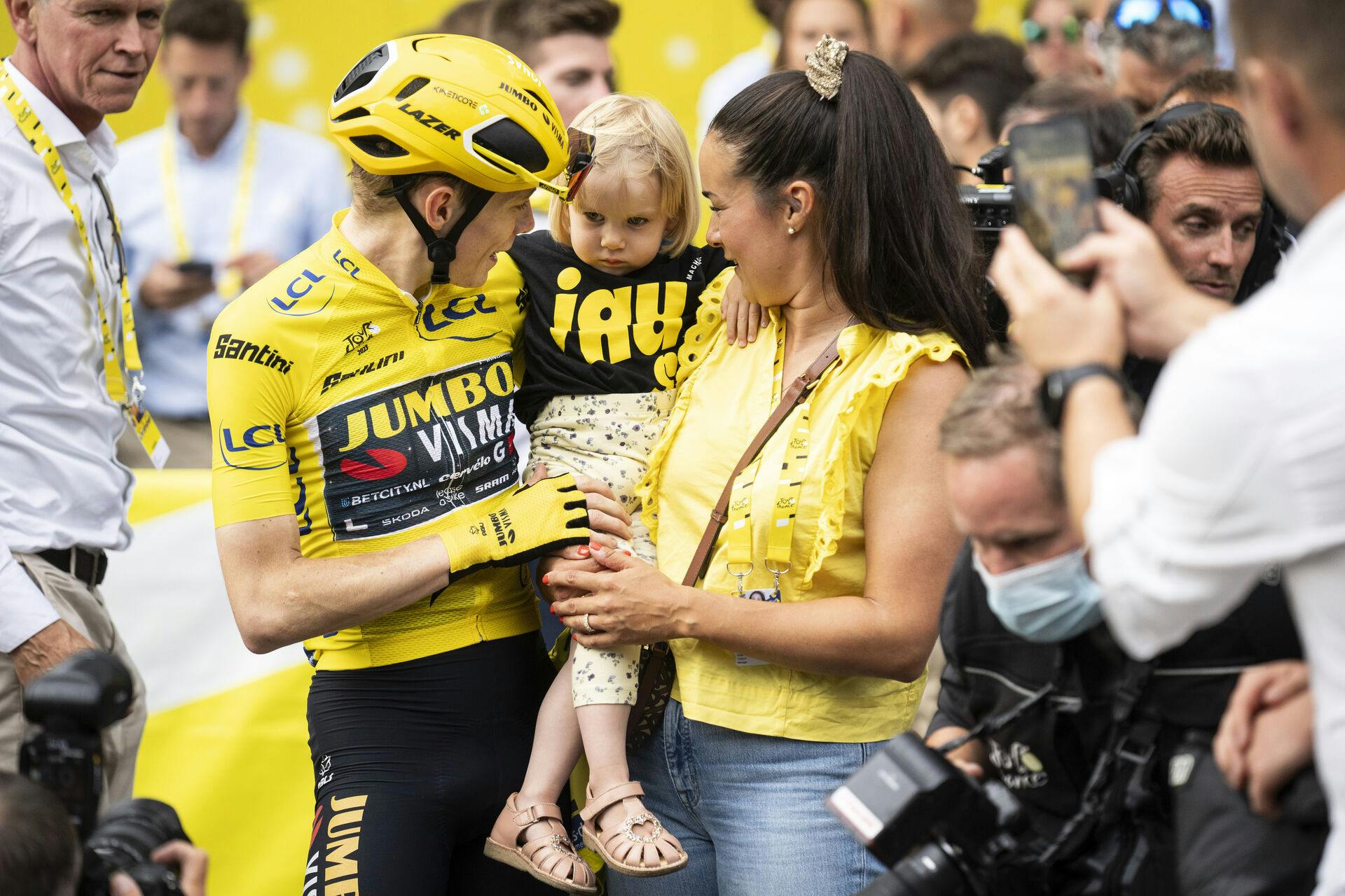 Jonas Vingegaard stiller op til familiefoto, lige efter han er kommet i mål som vinder, sammen med Trine Marie Hansen og deres datter Frida - Rytterne i aktion på sidste etape i årets Tour de France i Paris søndag den 23. juli 2023.. (Foto: Bo Amstrup/Ritzau Scanpix)