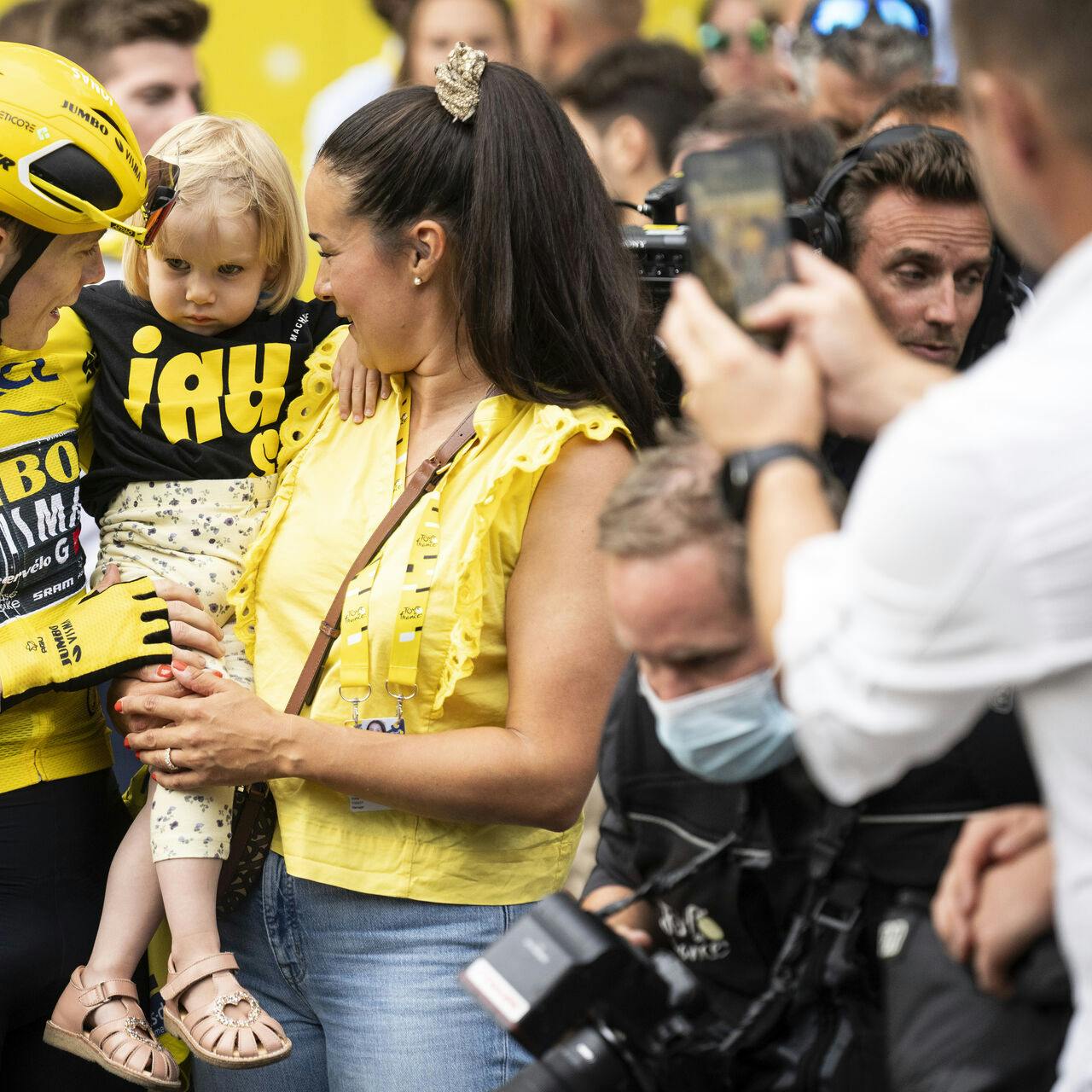 Jonas Vingegaard stiller op til familiefoto, lige efter han er kommet i mål som vinder, sammen med Trine Marie Hansen og deres datter Frida - Rytterne i aktion på sidste etape i årets Tour de France i Paris søndag den 23. juli 2023.. (Foto: Bo Amstrup/Ritzau Scanpix)