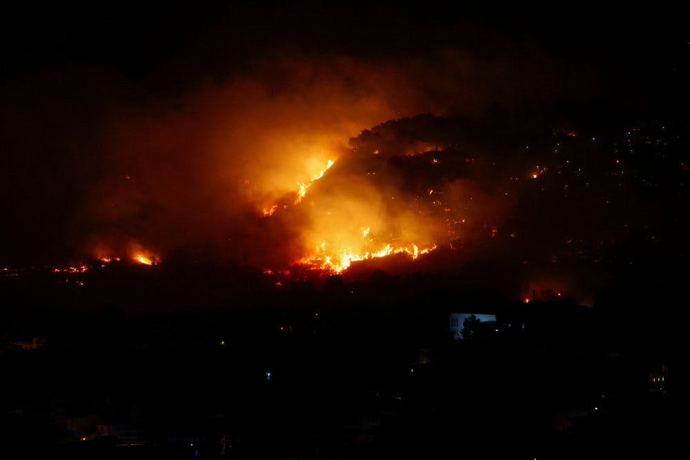 En skovbrand kom tirsdag morgen så tæt på lufthavnen i Palermo på Sicilien, at dele af den blev lukket i flere timer.