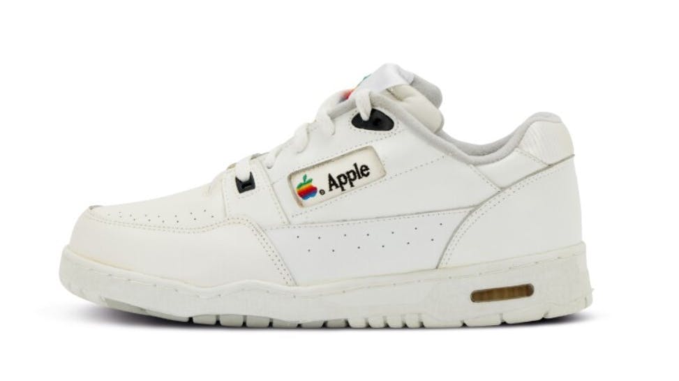 Apple-sneaker er aldrig brugt før, men bærer præg af, at den har nogle år på bagen.