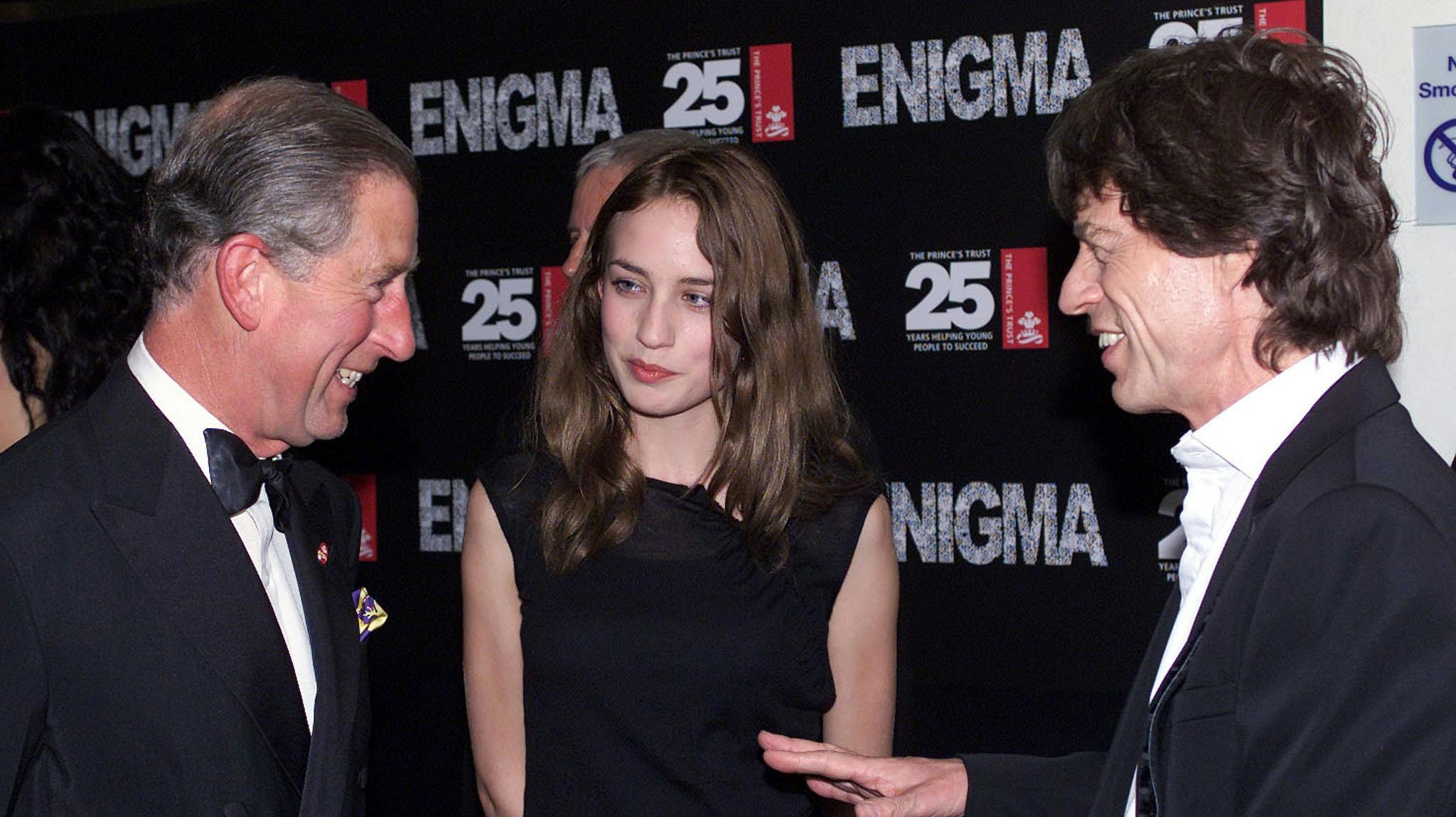 Der har også været royal anerkendelse til den rullende sten. For 20 år siden blev Mick Jagger slået til ridder af Kong Charles, for sin store indflydelse med sin musik. Siden er Charles blevet konge. I midten er det Micks datter Elizabeth.