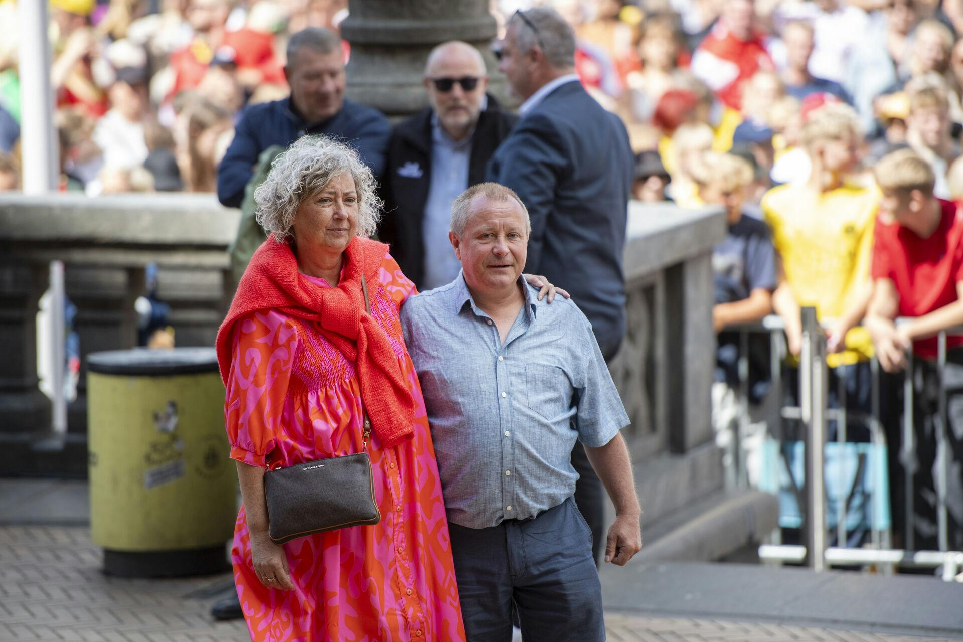 Claus Vingegaard deltager - de gør Karina Vingegaard ikke. 