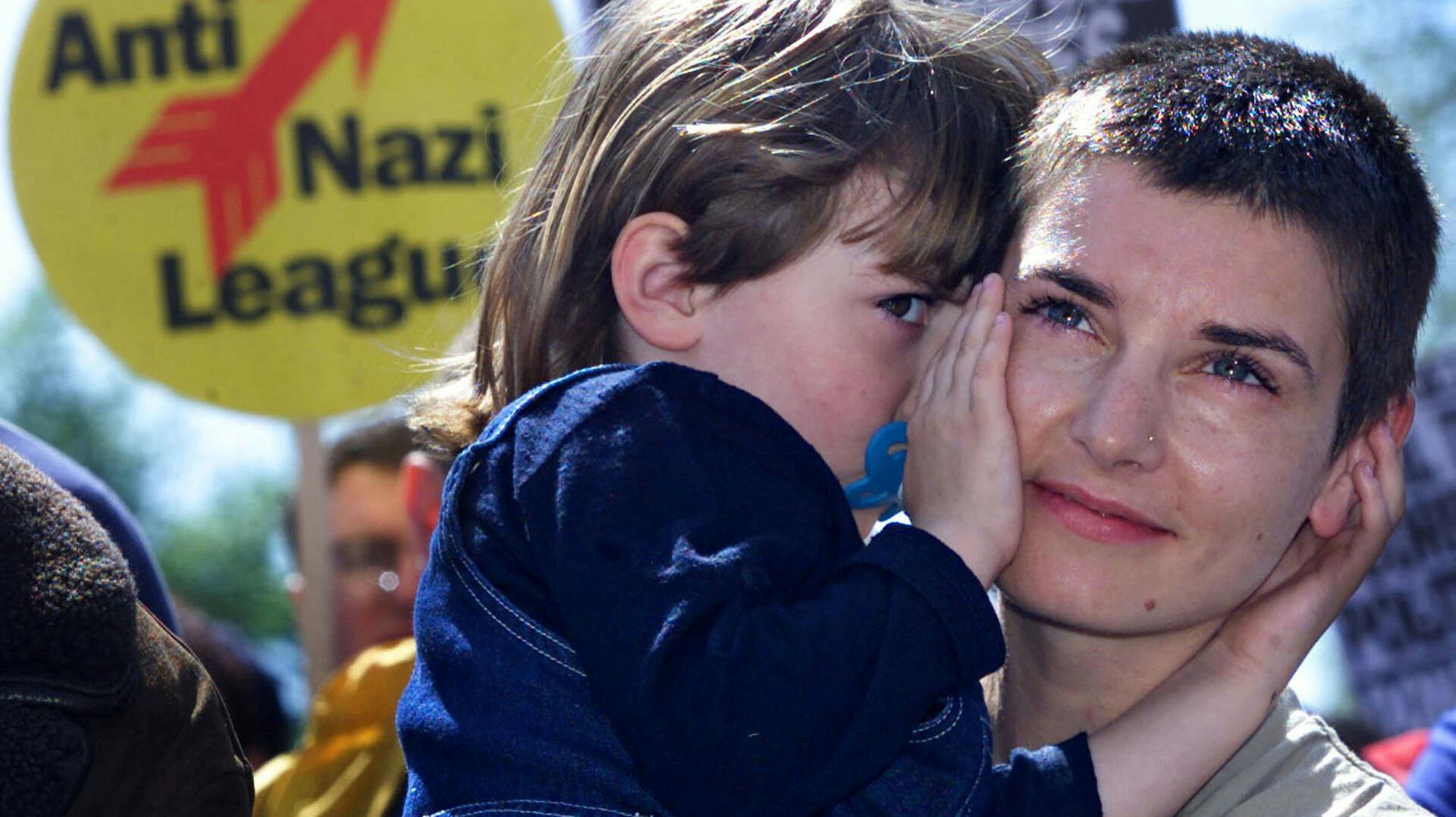 Sinead O'Connor ses her sammen med en noget yngre udgave af datteren Roisin. Nu har en kvinde med et helt identisk navn som Sinead O'Connors datter set sig nødsaget til at informere om, at hun ikke er sangerindens datter.