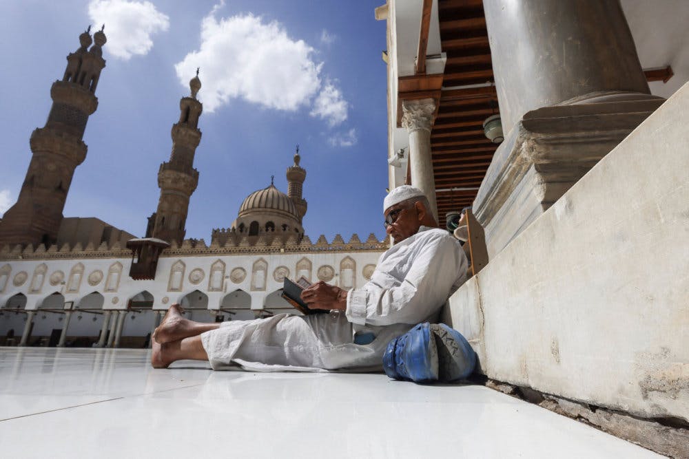 En mand læser i Koranen efter bøn i al-Azhar moskéen i Kairo. Egyptens regering har indkaldt den danske ambassadør i landet for at få en forklaring på den seneste tids afbrændinger af muslimernes hellige bog i Danmark.