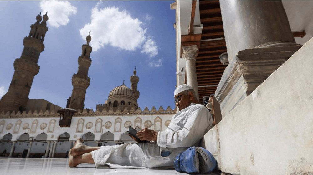 En mand læser i Koranen efter bøn i al-Azhar moskéen i Kairo. Egyptens regering har indkaldt den danske ambassadør i landet for at få en forklaring på den seneste tids afbrændinger af muslimernes hellige bog i Danmark.