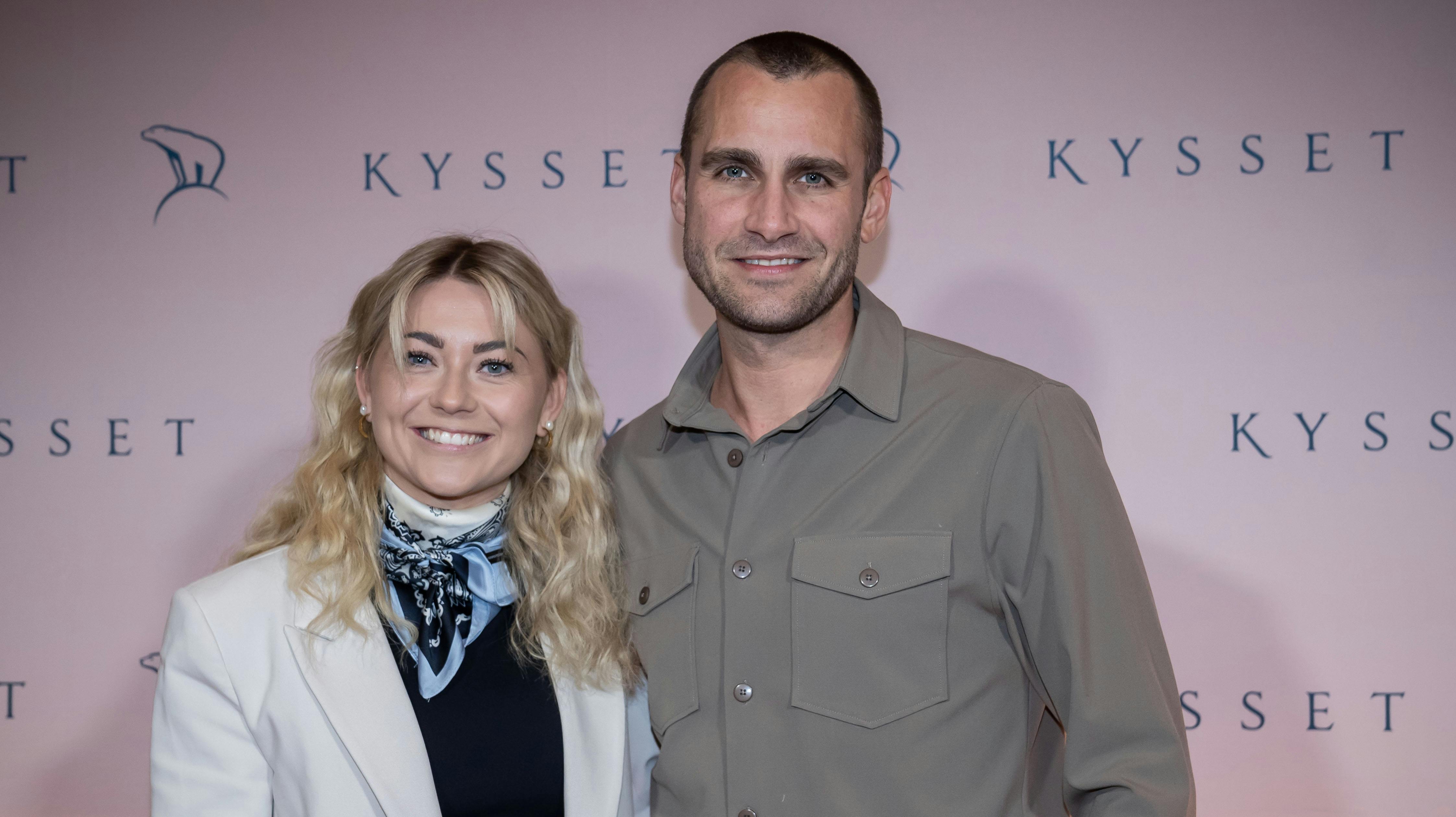 Kasper Skak og Helena Witt nyder ferien i Portugal. For en kort stund blev den hyggelige stund dog ændret, da en skovbrand huserede i området. Parret er dog okay.