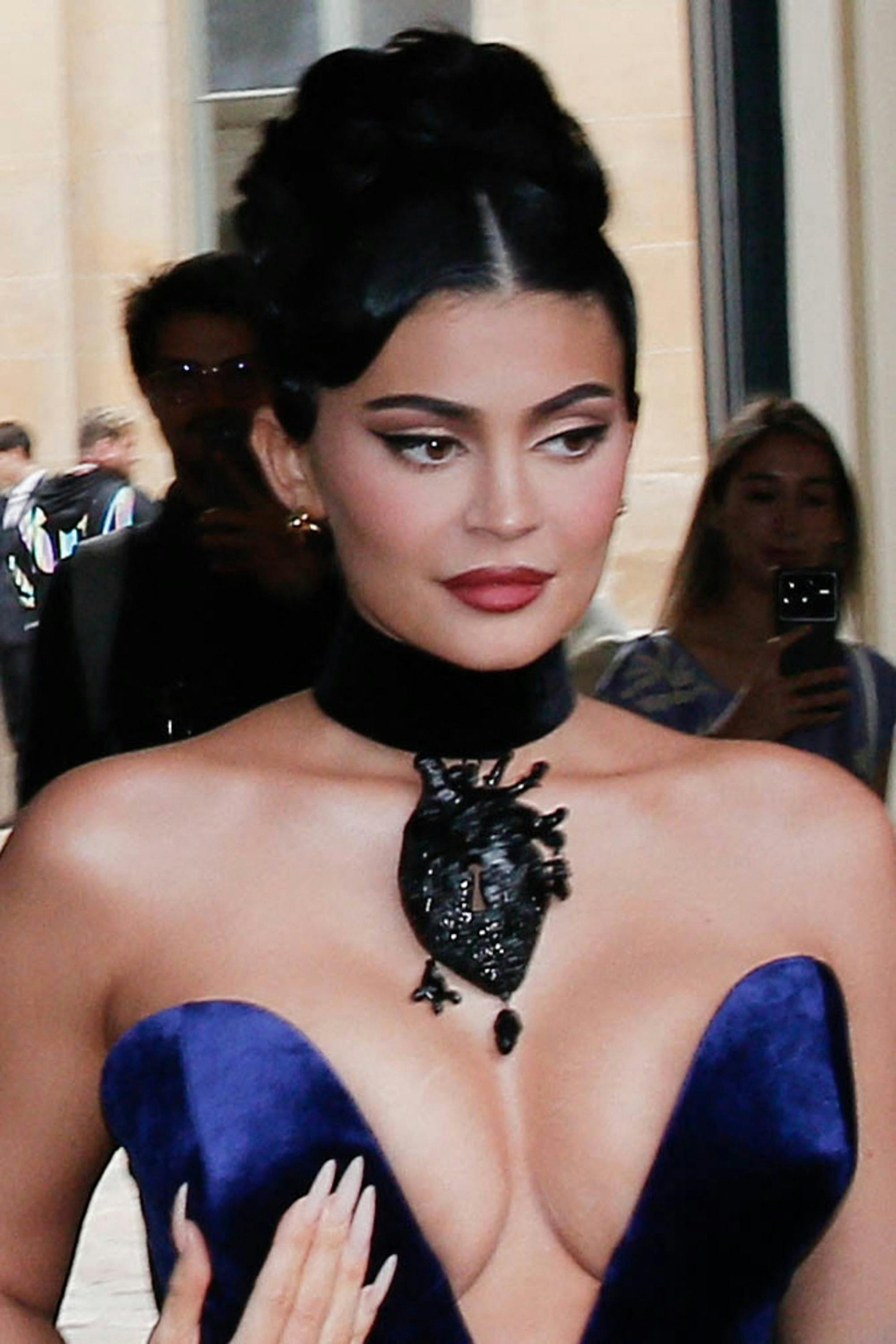 Kylie Jenner indrømmer nu, at der er blevet rettet på brysterne fra professionel side.