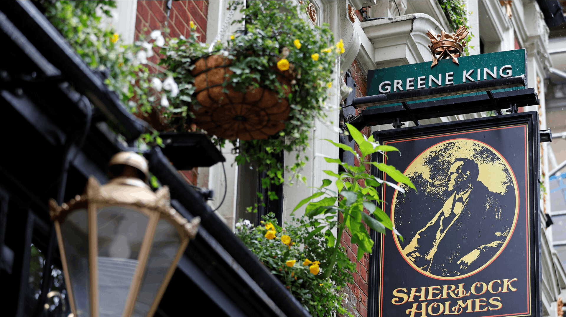Sherlock Holmes Pub i Aarhus er gået konkurs. Der er dog stadig et spinkelt håb for fremtiden om, at der på samme adresse stadig kommer til at være en pub.