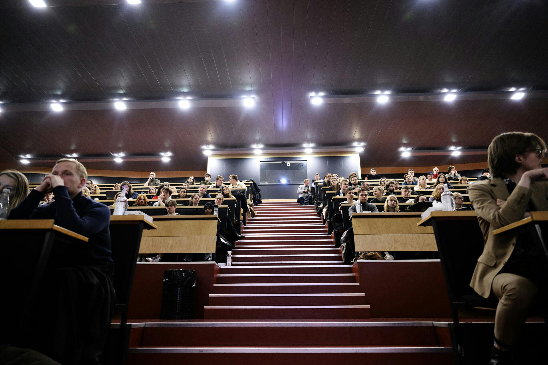 Studerende i auditoriet lytter mens statsminister Mette Frederiksen (S) deltager i et debatarrangement på Københavns Universitet om udenrigs- og sikkerhedspolitik torsdag den 3. februar 2022. (Foto: Philip Davali/Ritzau Scanpix)
