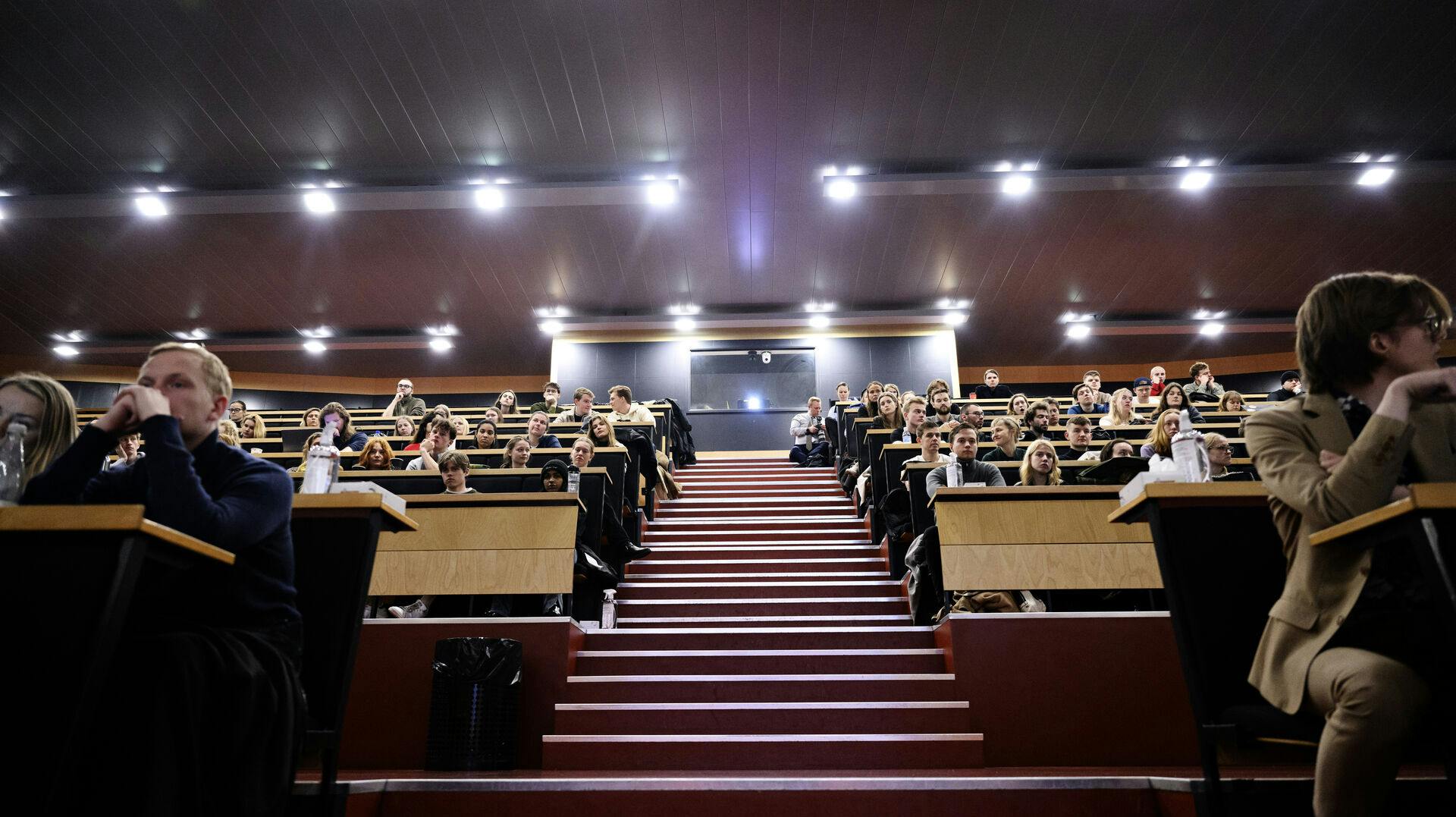 Studerende i auditoriet lytter mens statsminister Mette Frederiksen (S) deltager i et debatarrangement på Københavns Universitet om udenrigs- og sikkerhedspolitik torsdag den 3. februar 2022. (Foto: Philip Davali/Ritzau Scanpix)