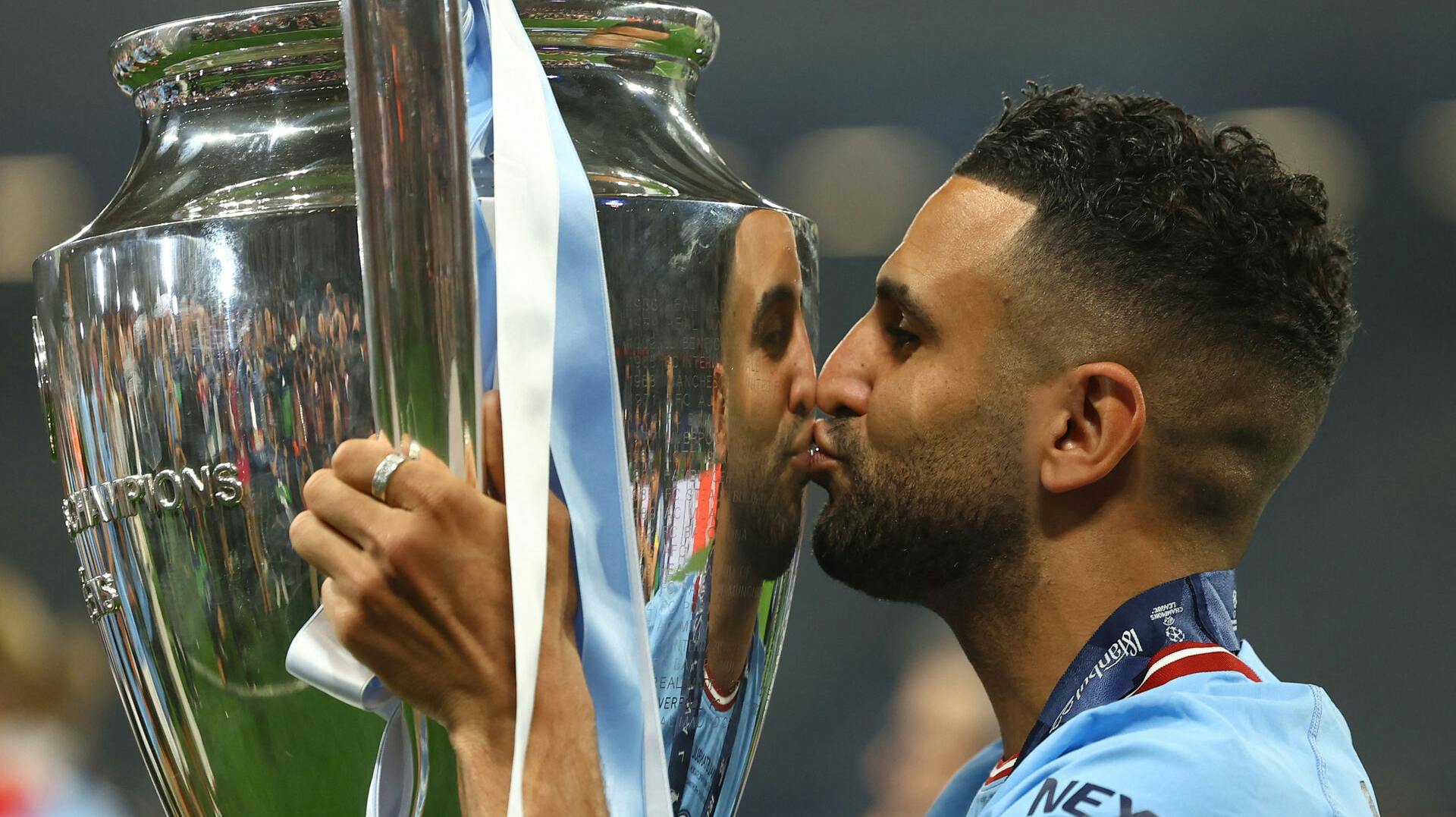 Riyad Mahrez har næsten lige vundet Champions League med Manchester City. Nu forlader han Europa.