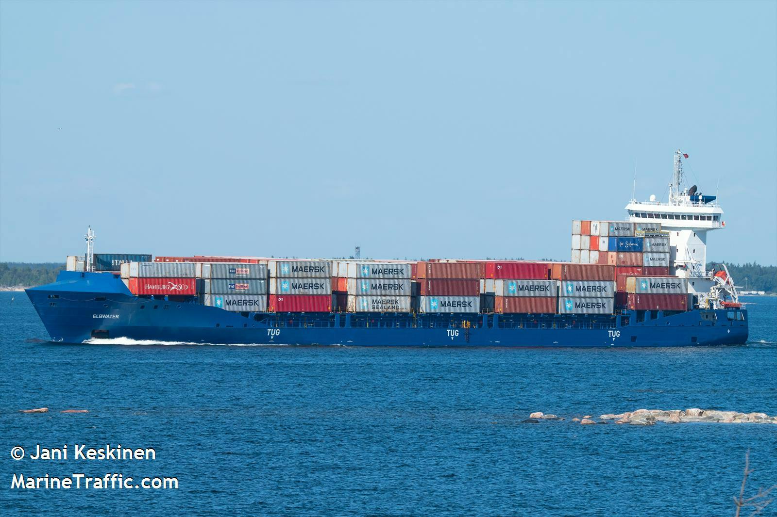 Det er angiveligt et containerskib af typen Elbwater, der lige nu er gået på grund nord for Samsø.