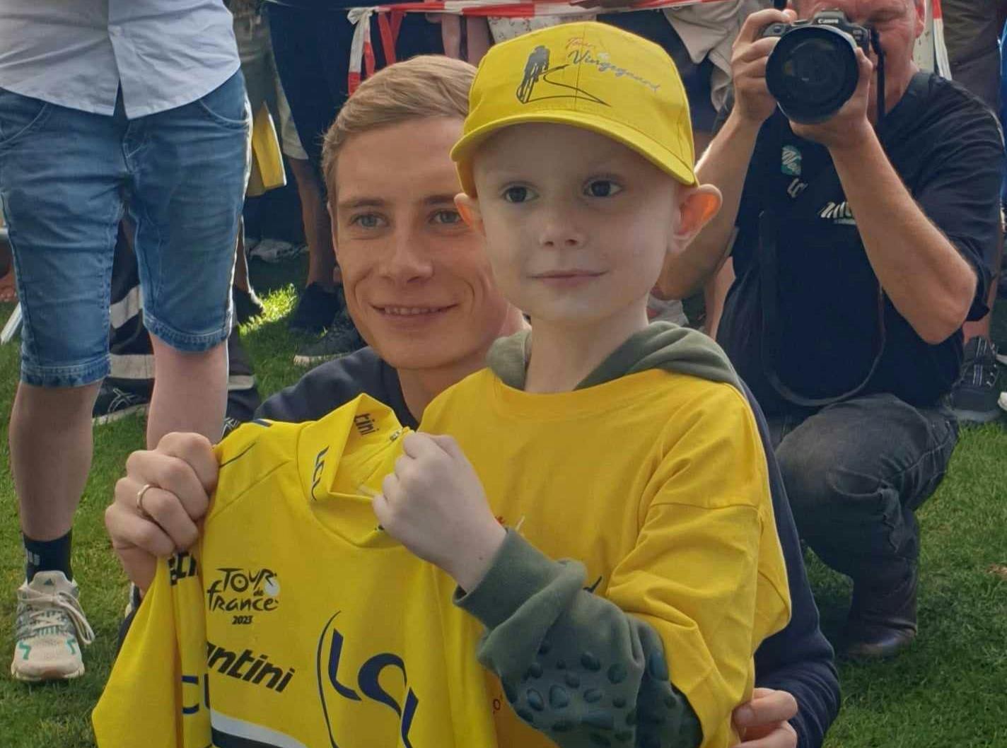 Femårige Liam fik sig en oplevelse for livet, da Jonas Vingegaard overraskede kræftramte Liam i Glyngøre med autografer og den gule førertrøje fra Tour de France.