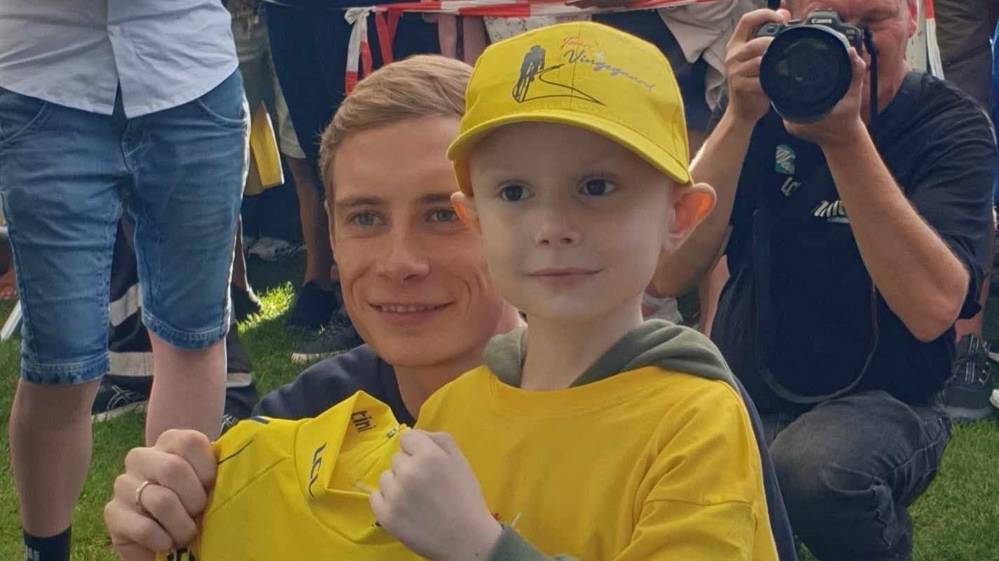 Femårige Liam fik sig en oplevelse for livet, da Jonas Vingegaard overraskede kræftramte Liam i Glyngøre med autografer og den gule førertrøje fra Tour de France.