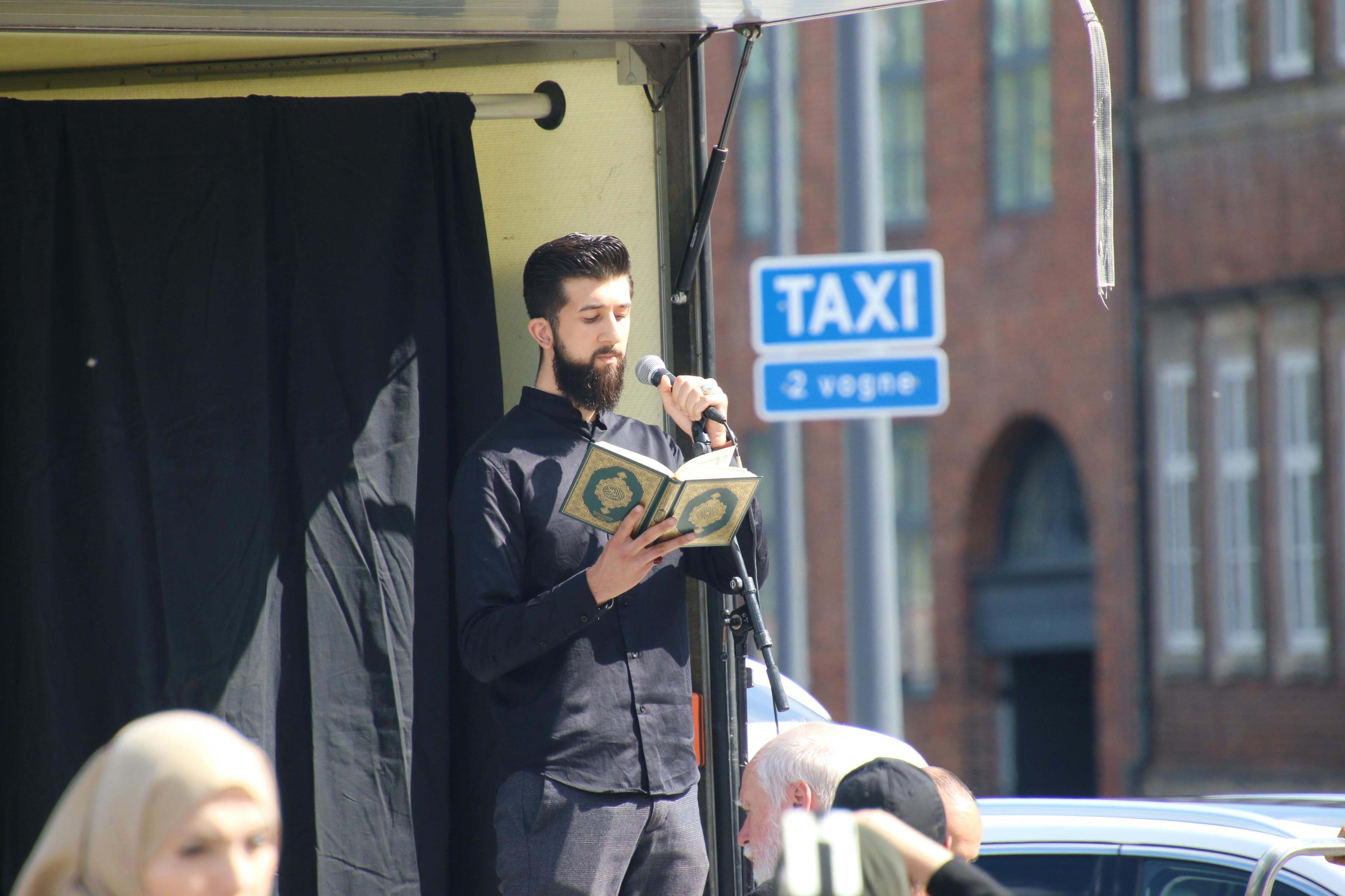 Der bliver læst op fra Koranen ved demonstrationen.