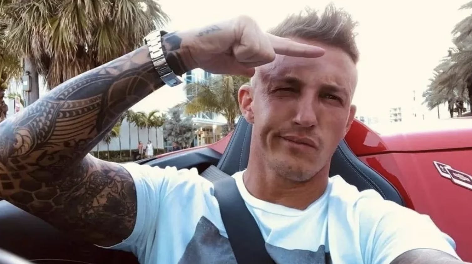 På sin Instagram-profil delte den 41-årige mand ud af, hvad der lignede et særdeles ekstravagant liv. 