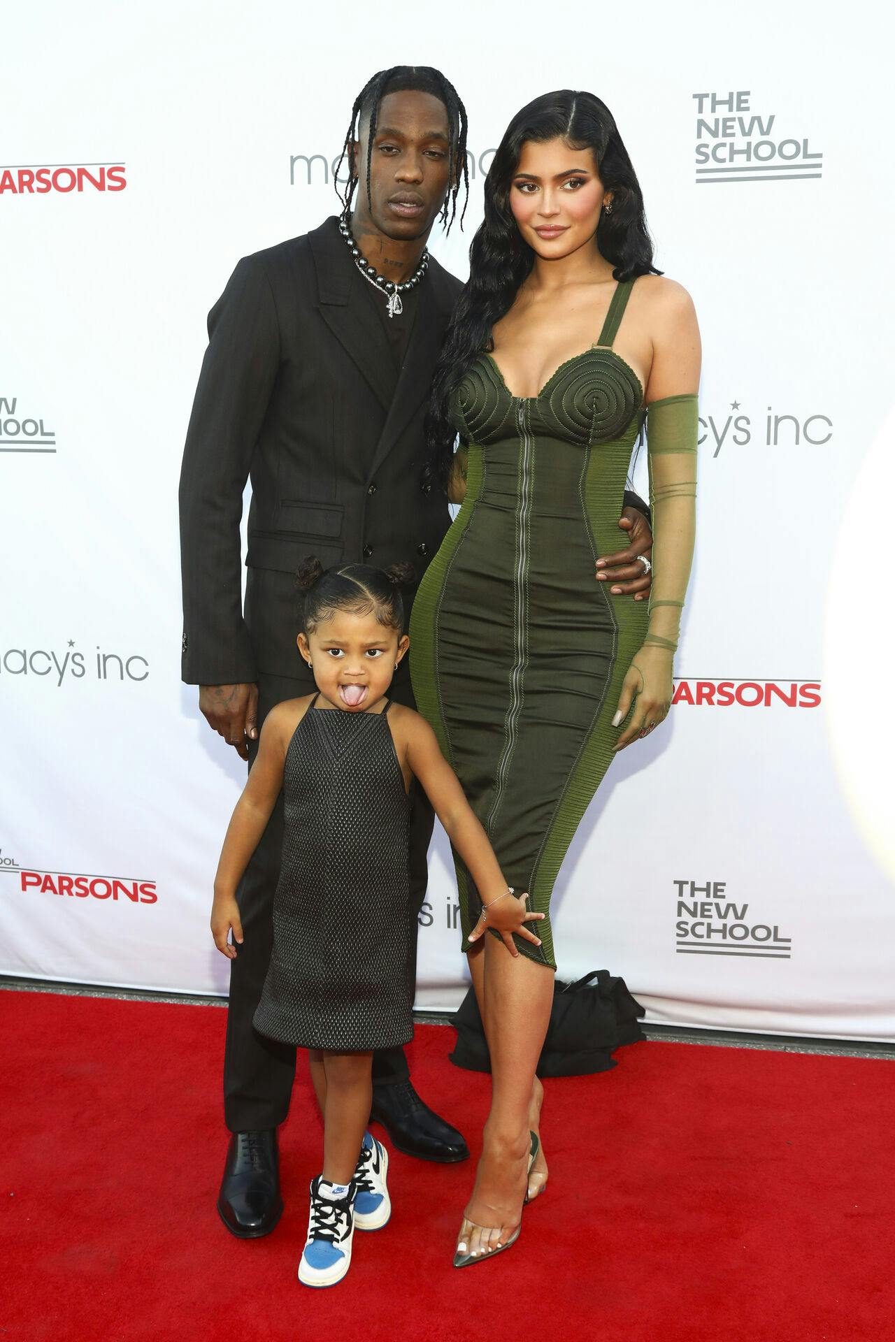 Travis Scott og Kylie Jenner med deres datter Stormi. 
