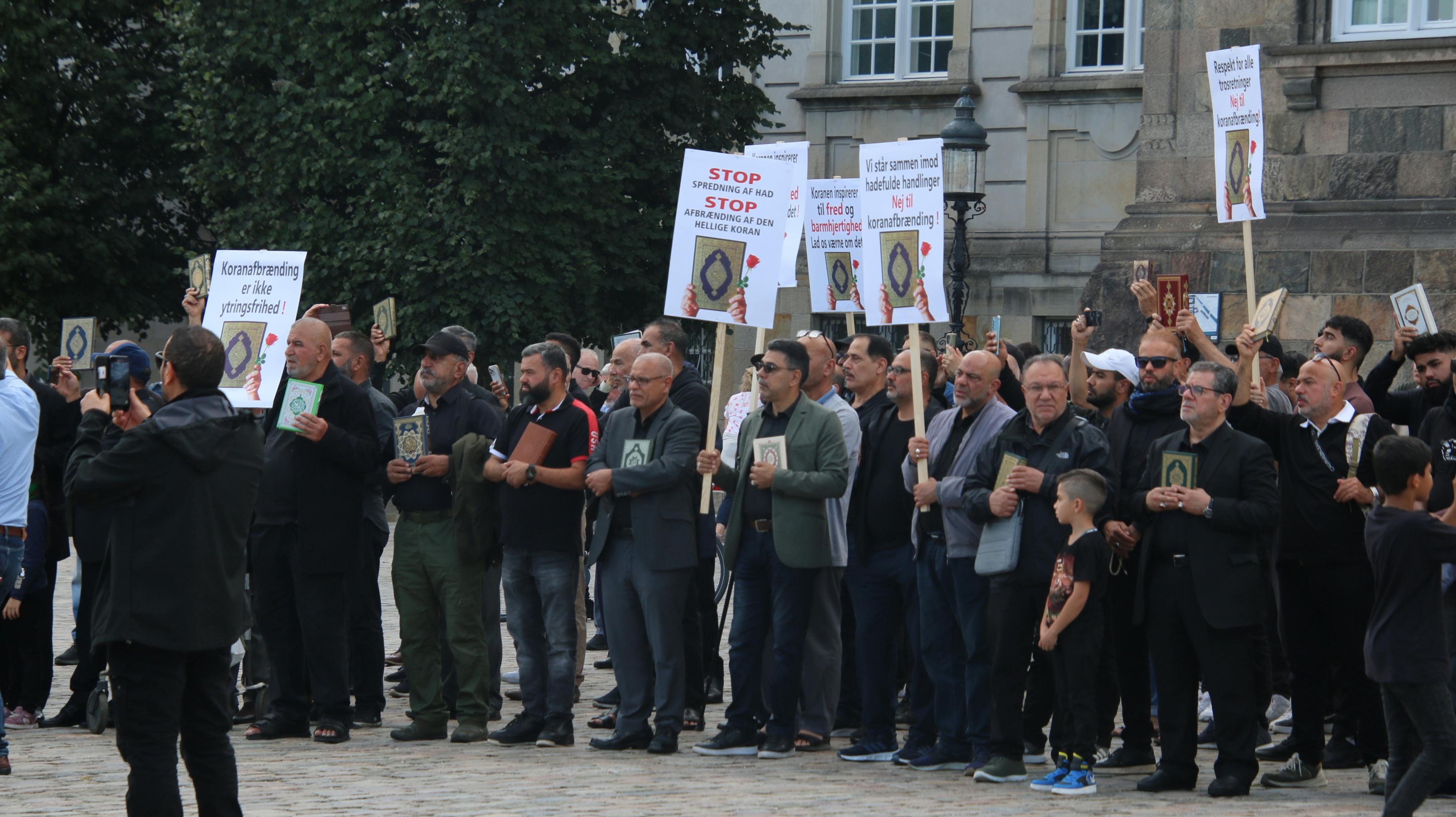Fredag eftermiddag var hundredevis af mennesker til stede på Christiansborg Slotsplads for at demonstrere mod koranafbrændingerne.