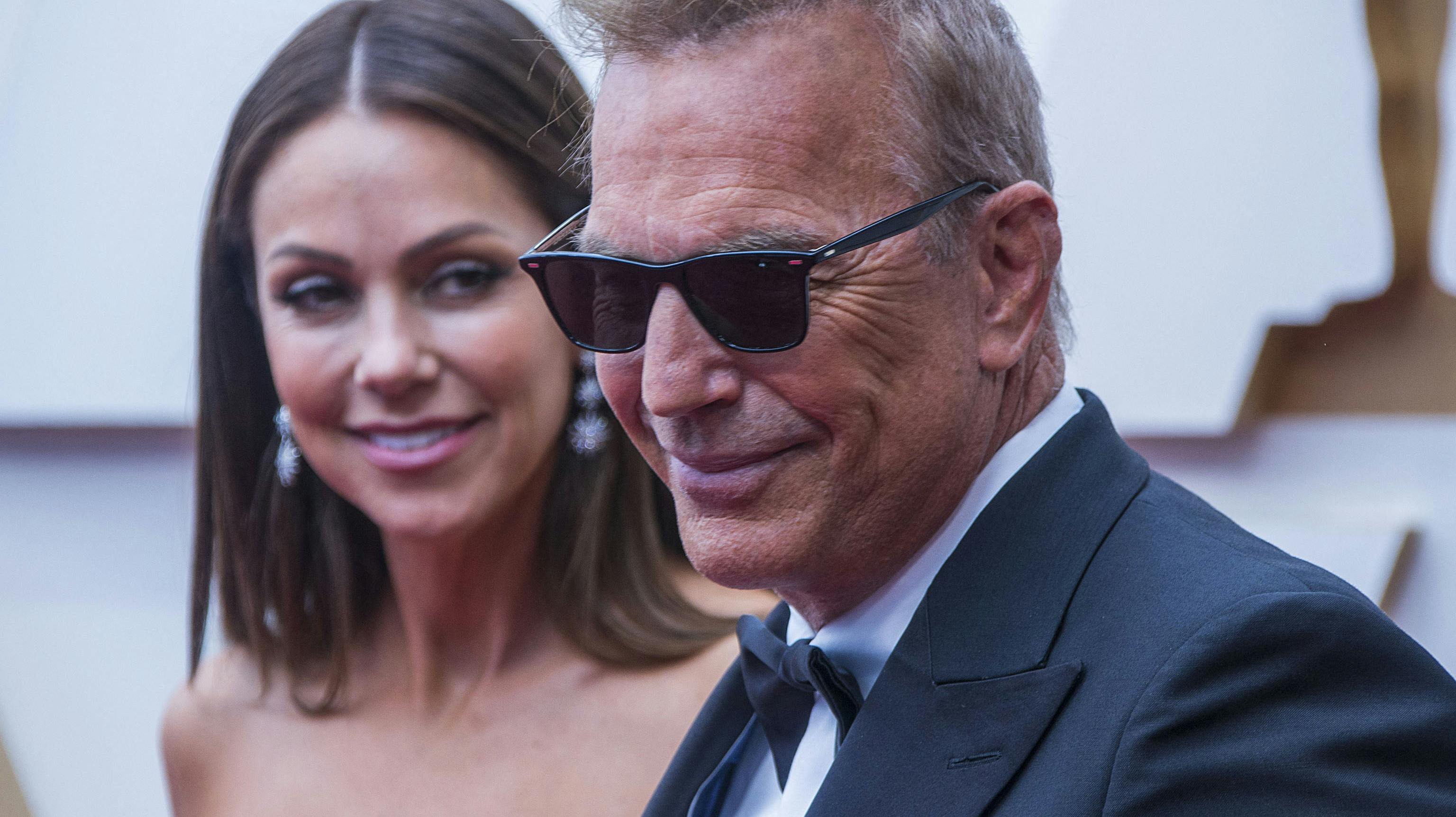 Kevin Costner glæder sig i dag over, at han fik en ægtepagt med ekskonen, designeren Christine Baumgartner, der nu bliver smidt ud af huset og får markant færre dollars, end hun havde krævet.